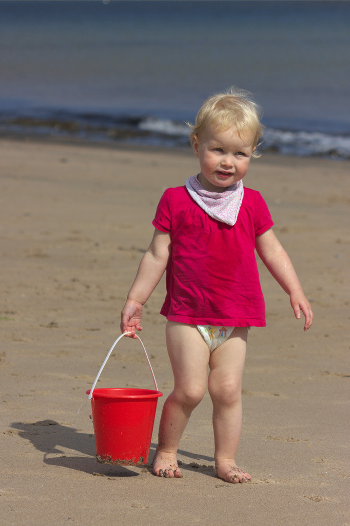 Canon EOS 550D (EOS Rebel T2i / EOS Kiss X4) + Canon EF 55-200mm F4.5-5.6 II USM sample photo. Girl with bucket at the beach photography