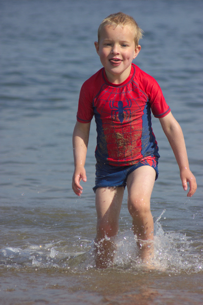 Canon EF 55-200mm F4.5-5.6 II USM sample photo. Boy splashing in the sea photography