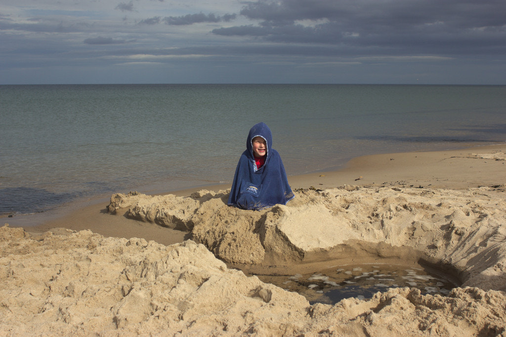 Canon EF 28mm F1.8 USM sample photo. Boy playing in the sand photography