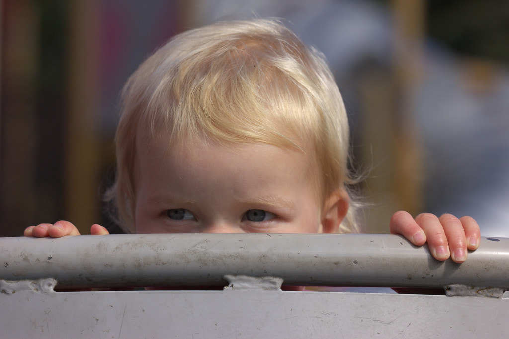 Canon EOS 550D (EOS Rebel T2i / EOS Kiss X4) sample photo. Young girl looking out photography