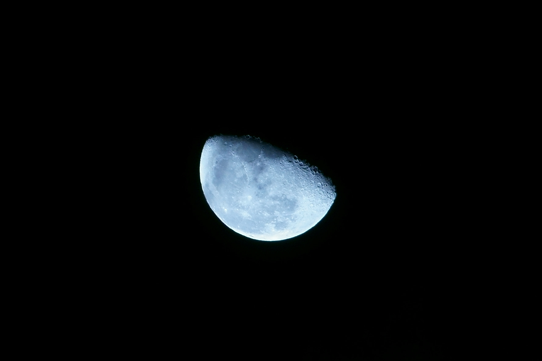 Sony a6000 + Sony FE 70-200mm F4 G OSS sample photo. Moon photography