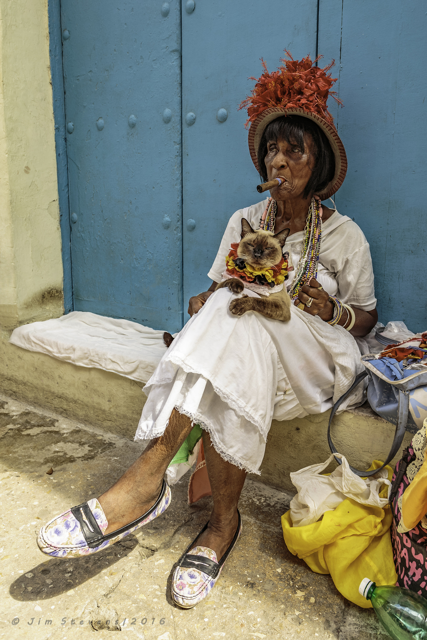 Canon EOS-1D X + Canon EF 17-40mm F4L USM sample photo. Cuban street woman photography