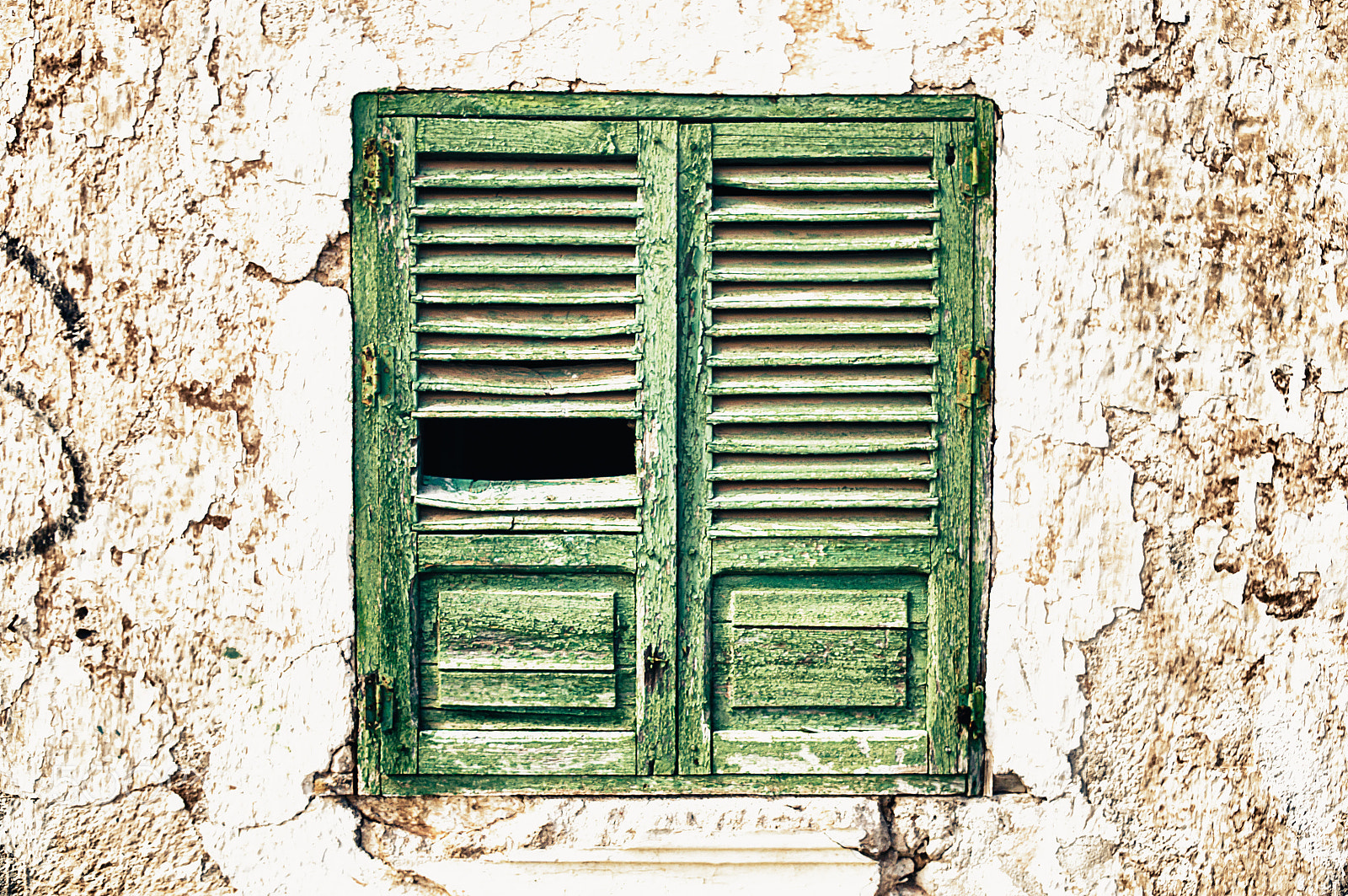 Sony DT 16-105mm F3.5-5.6 sample photo. Old wooden window photography