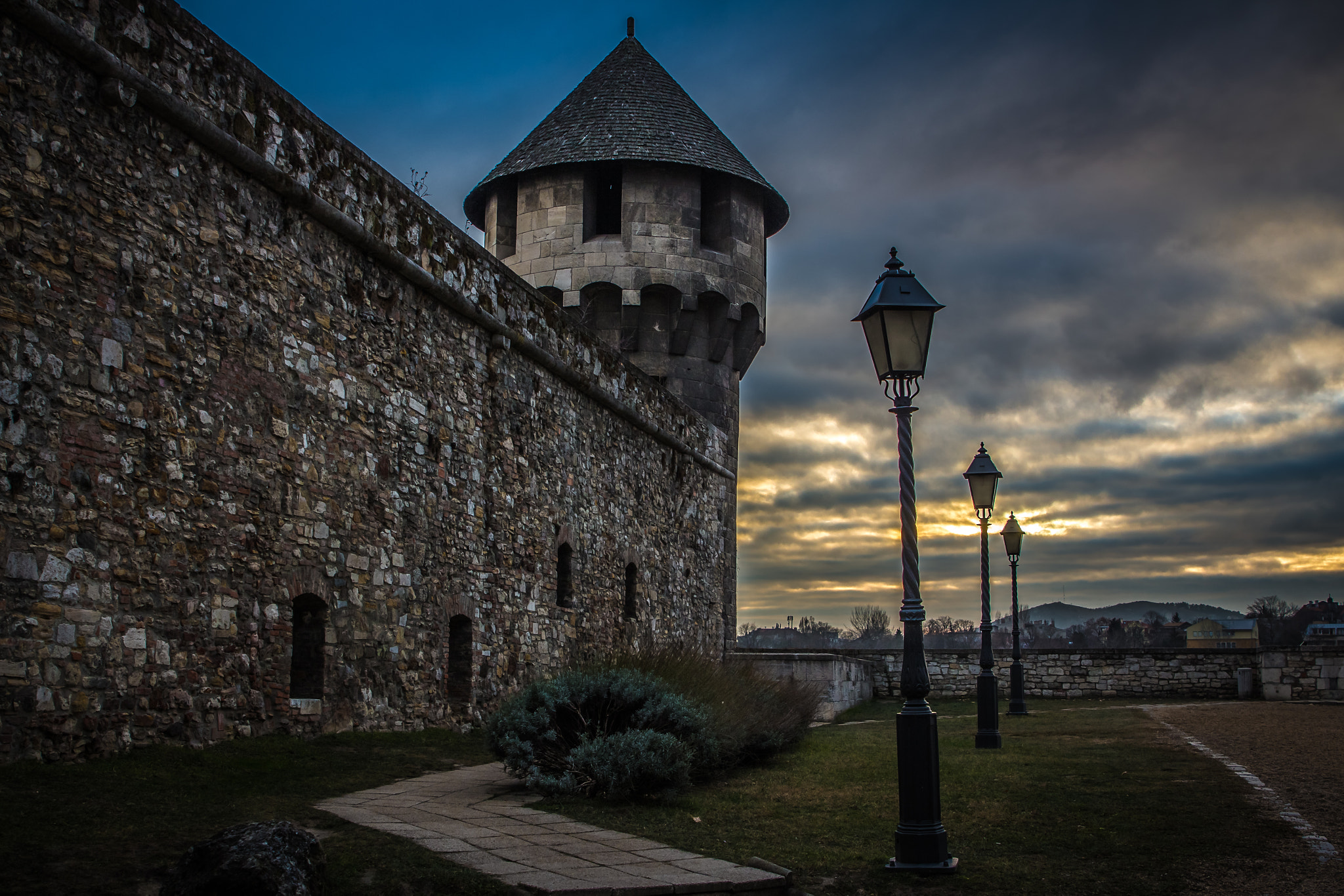 Canon EOS 700D (EOS Rebel T5i / EOS Kiss X7i) sample photo. Tower and three lanterns photography