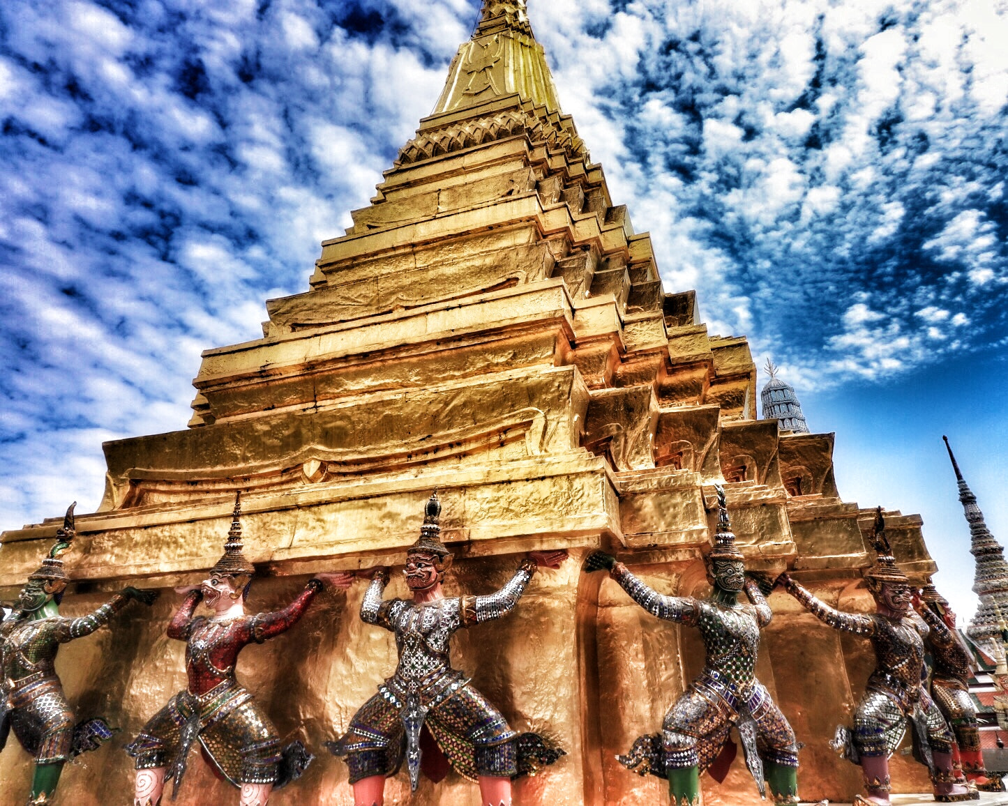 Canon EOS 750D (EOS Rebel T6i / EOS Kiss X8i) sample photo. Dancing with the gods in bangkok, thailand at the majestic grand palace. photography