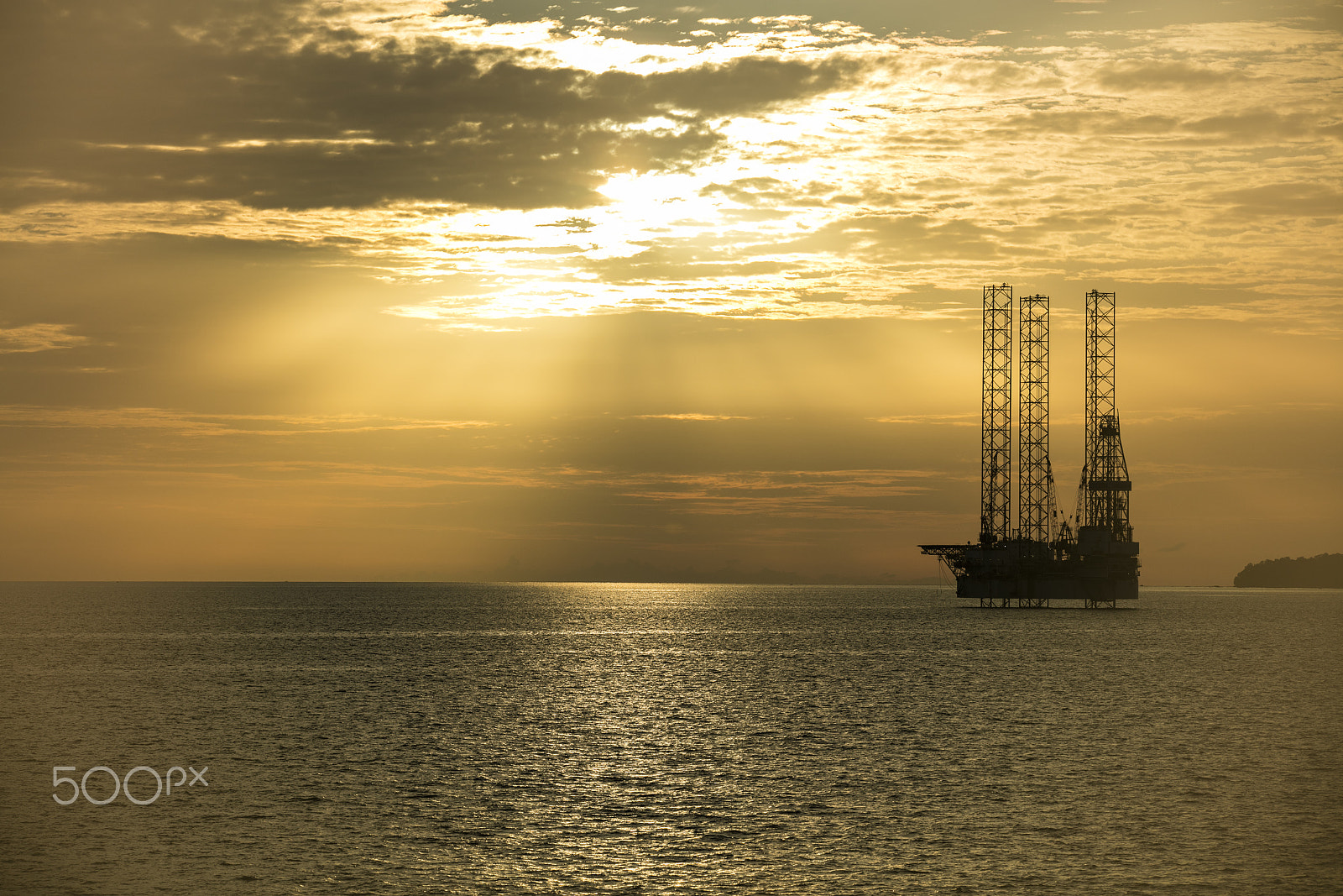 Canon EOS 5DS sample photo. Jack up rig under the sun rays photography