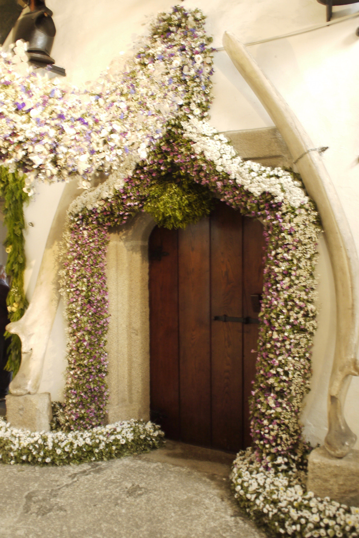 Panasonic Lumix DMC-G10 + Olympus M.Zuiko Digital 17mm F2.8 Pancake sample photo. 60 foot garland at cotehele house photography