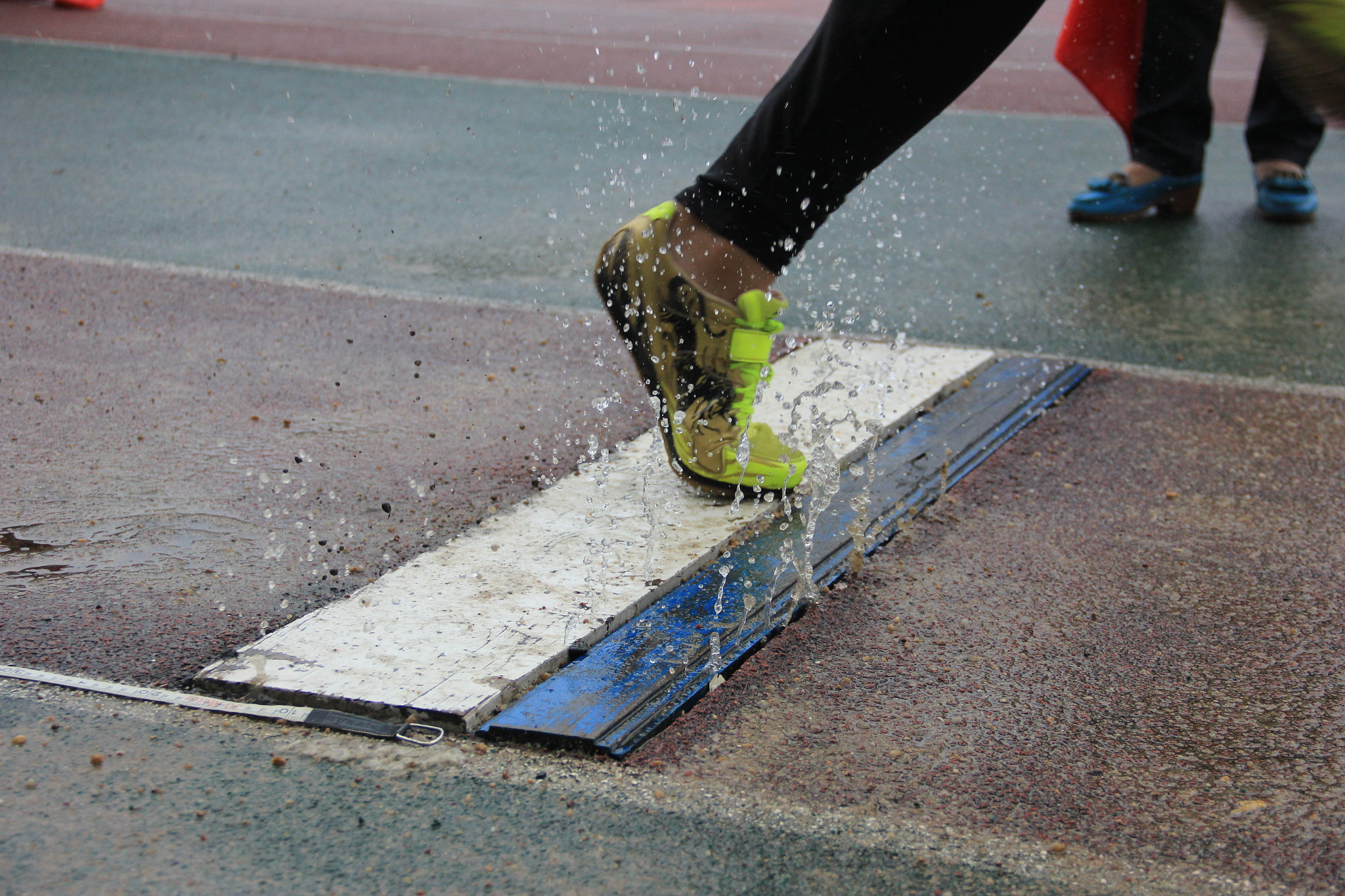 Canon EOS 550D (EOS Rebel T2i / EOS Kiss X4) sample photo. Long jumper in rainy day photography