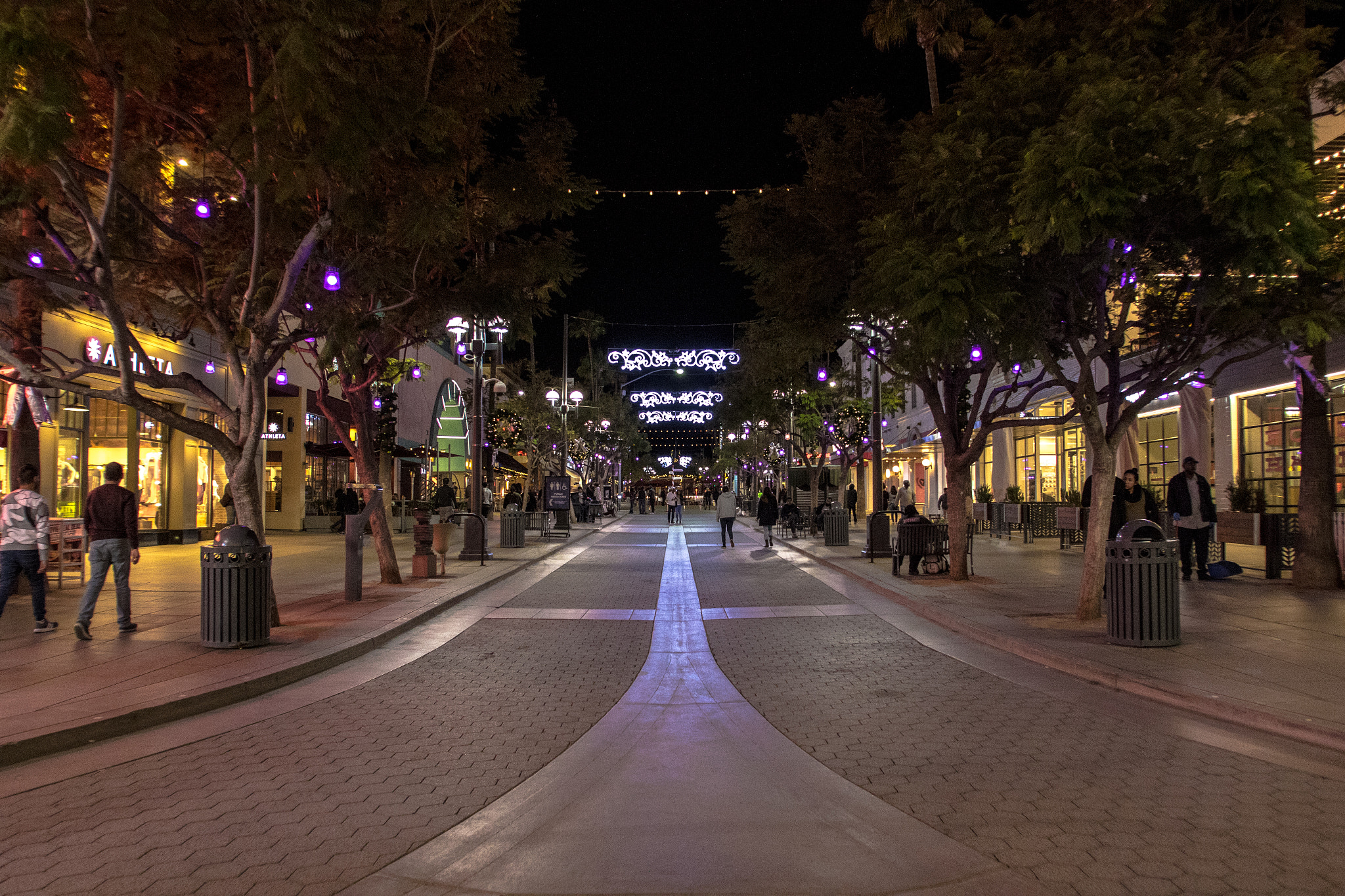 Canon EF 17-35mm f/2.8L sample photo. Santa monica promenade on christmas eve photography