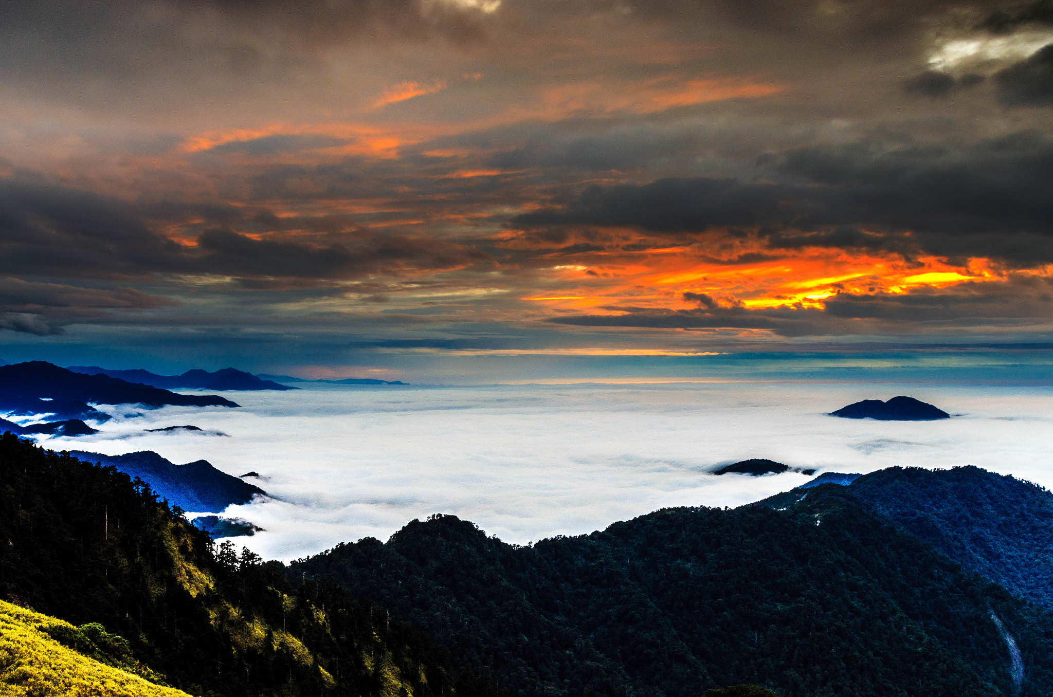 Nikon D5100 + Sigma 17-70mm F2.8-4 DC Macro OS HSM sample photo. Sea of clouds photography