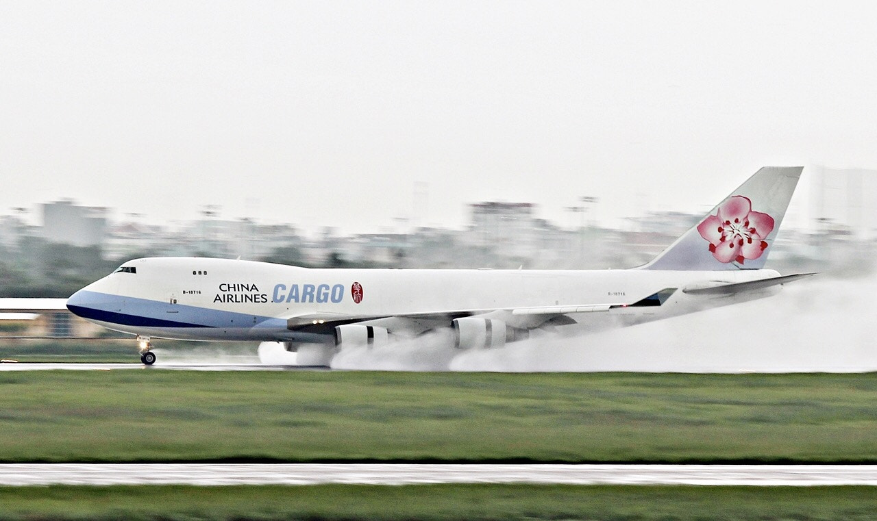 Canon EOS 650D (EOS Rebel T4i / EOS Kiss X6i) sample photo. Arriving on the wet runway photography
