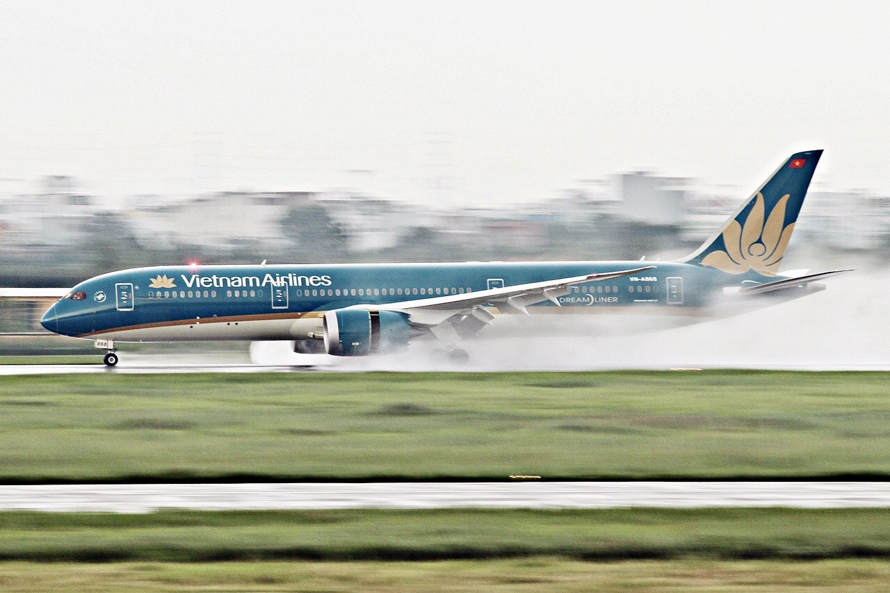 Canon EOS 650D (EOS Rebel T4i / EOS Kiss X6i) + Canon EF-S 55-250mm F4-5.6 IS II sample photo. Curved-wing fairy splashing on the wet runway photography