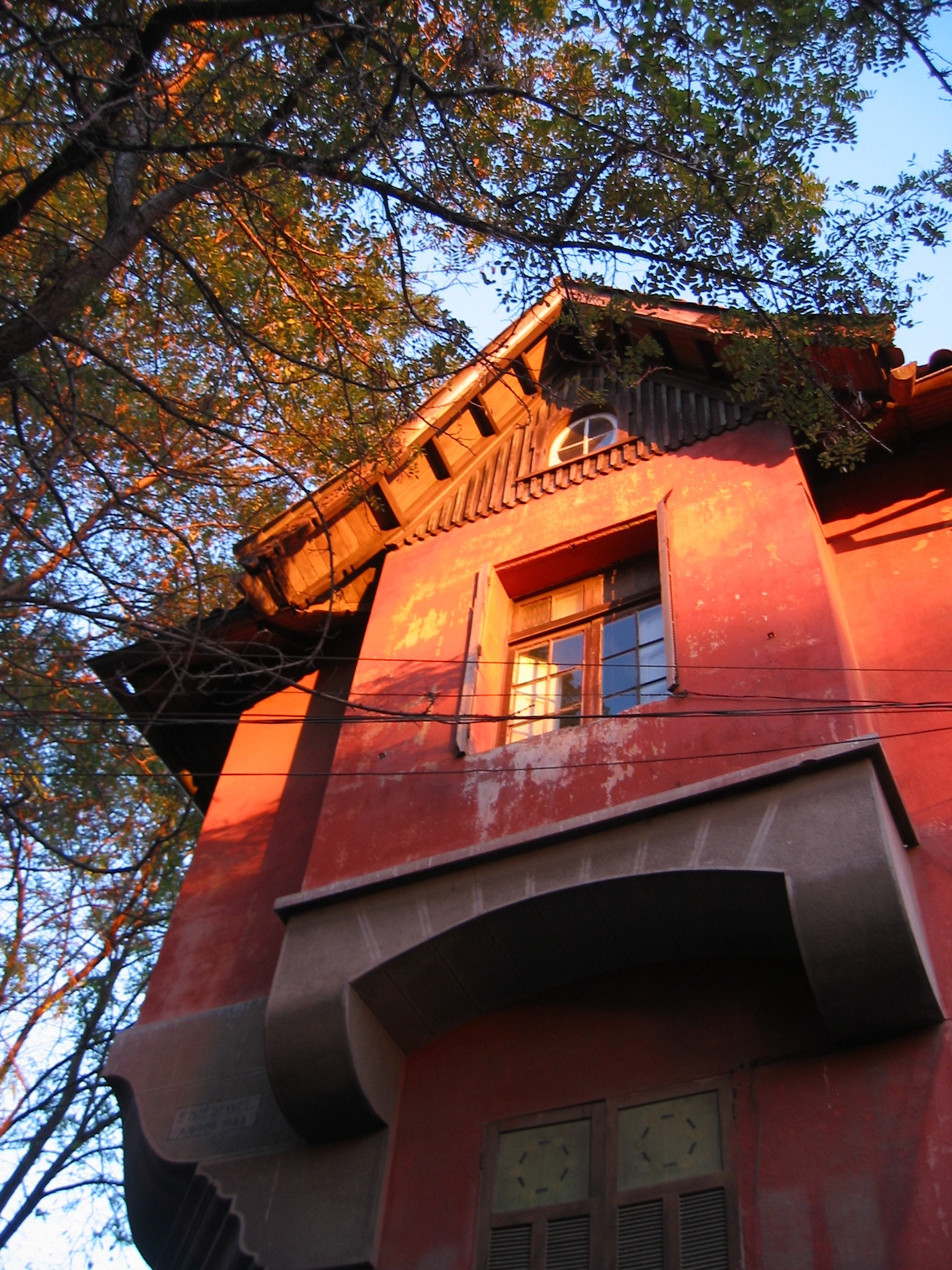 Canon POWERSHOT S30 sample photo. Santiago, chile. spooky and yet delicious view of older terra cotta house photography