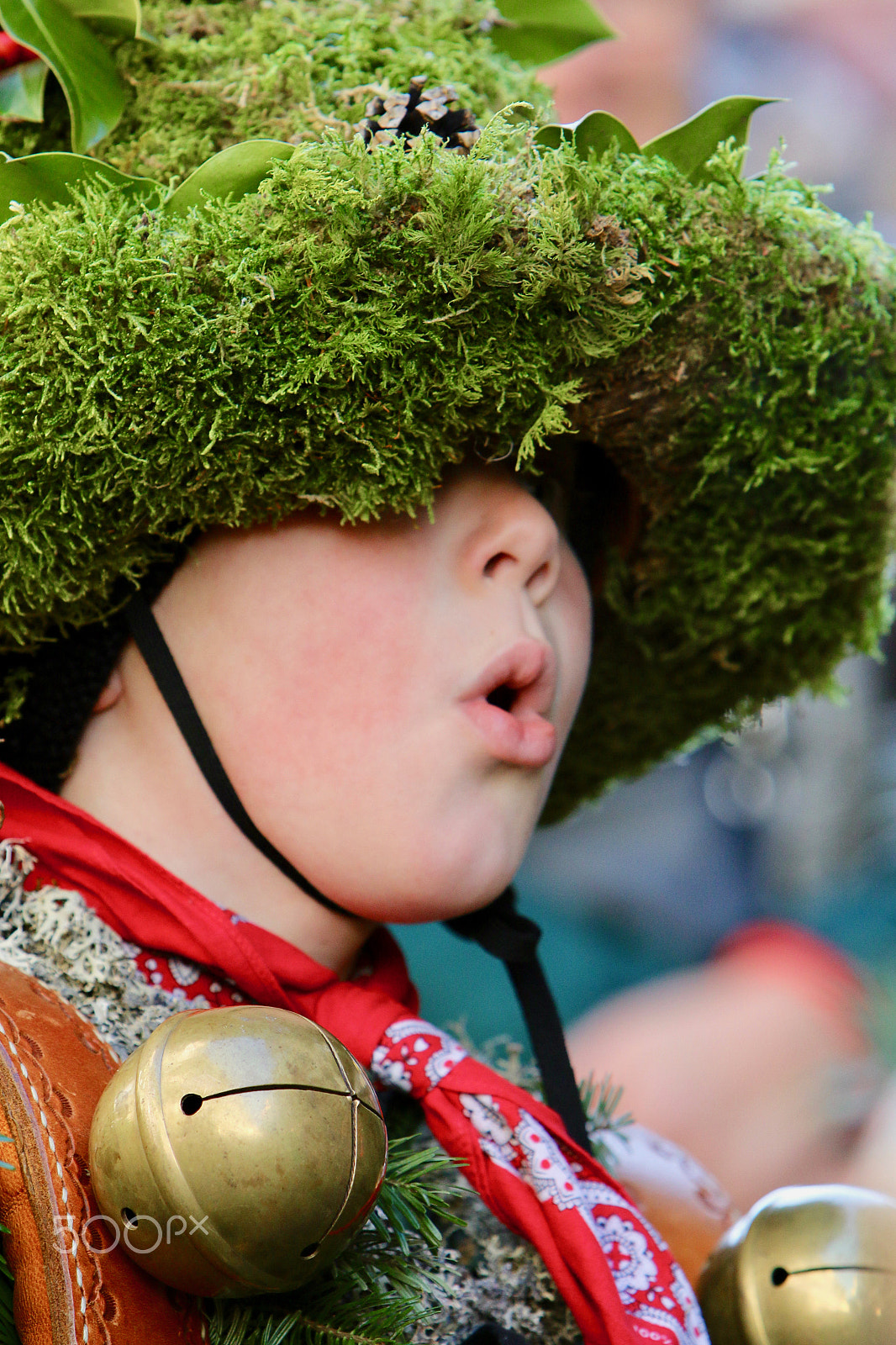 Canon EF 70-200mm F2.8L IS USM sample photo. A singing joung silvesterklaus photography