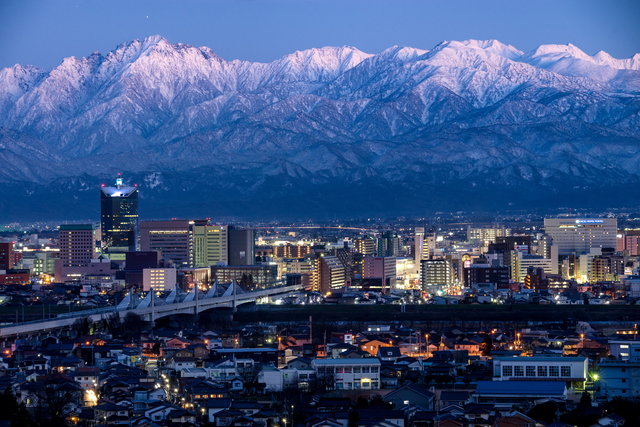 Tamron SP 70-200mm F2.8 Di VC USD sample photo. Living in a city with mountains photography