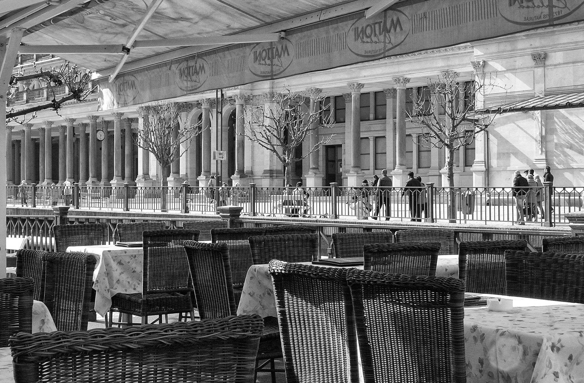 Leica DIGILUX 2 sample photo. Café in karlovy vary (czech republic) photography