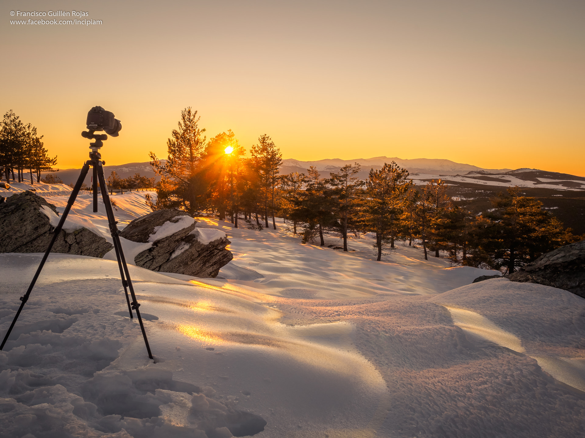 Olympus OM-D E-M5 II + Olympus M.Zuiko Digital 17mm F1.8 sample photo. Sitting on the snow waiting for the sunset photography