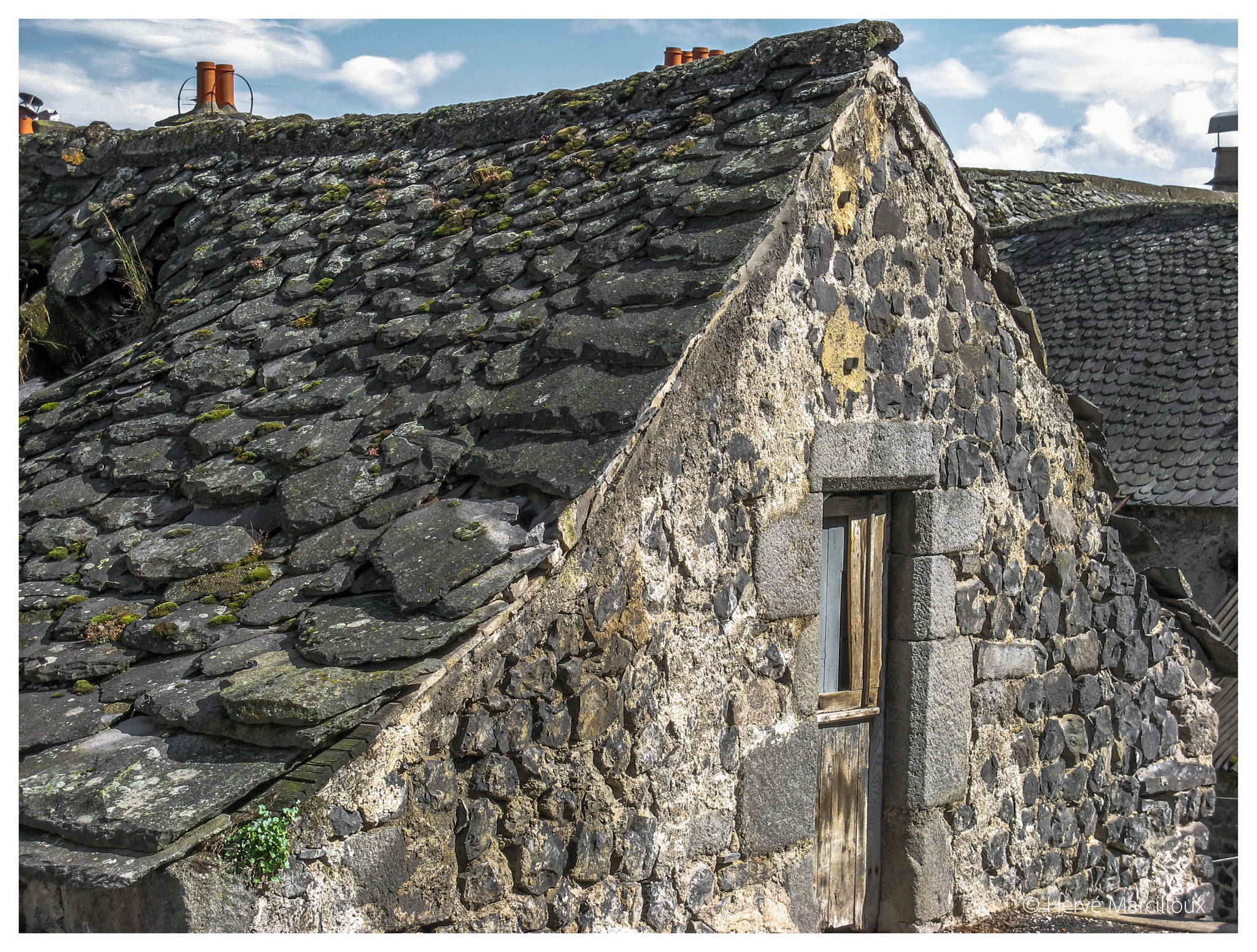 Canon POWERSHOT A710 IS sample photo. Old house in cantal, france photography