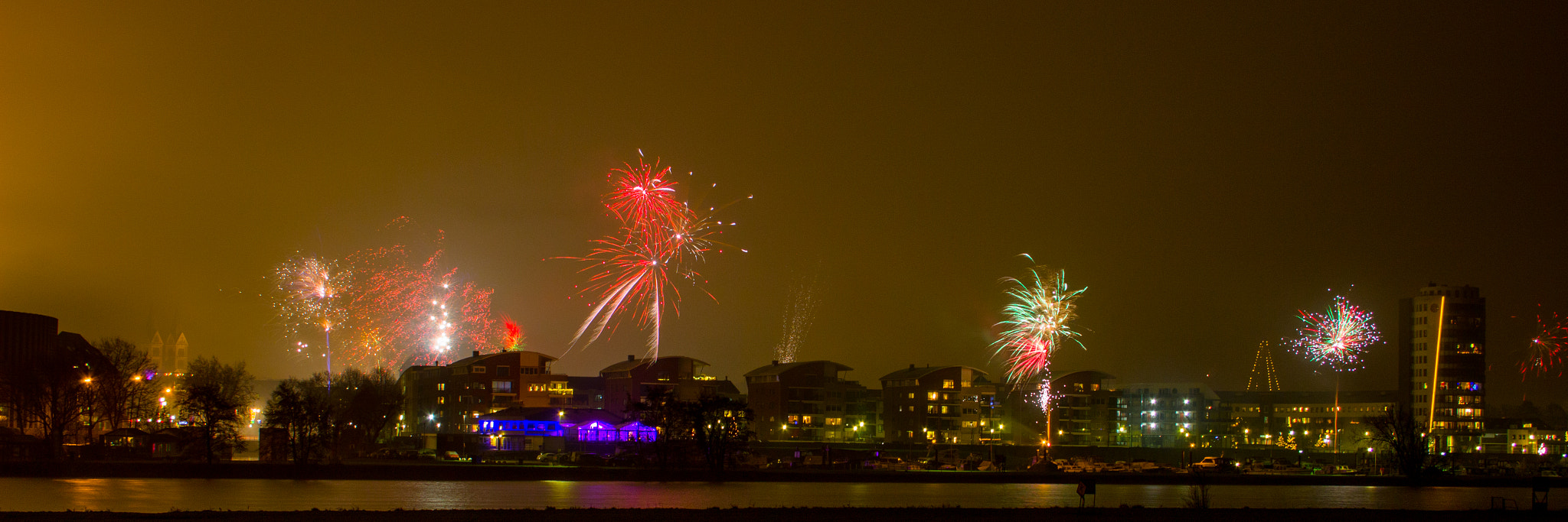 Canon EF-S 18-55mm F3.5-5.6 II sample photo. Fireworks in roermond photography
