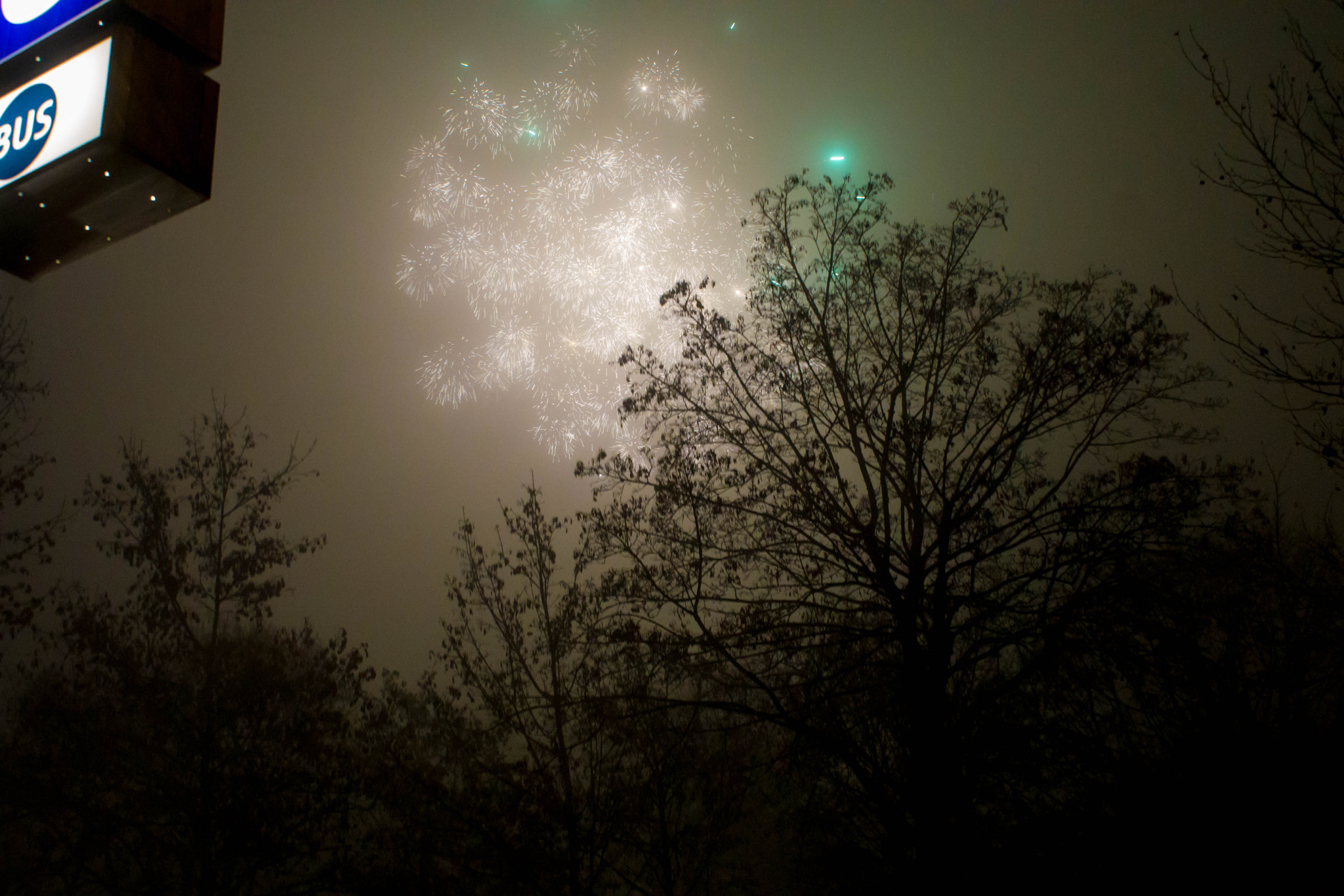 Sony DT 18-70mm F3.5-5.6 sample photo. Silvester an der bushaltestelle photography
