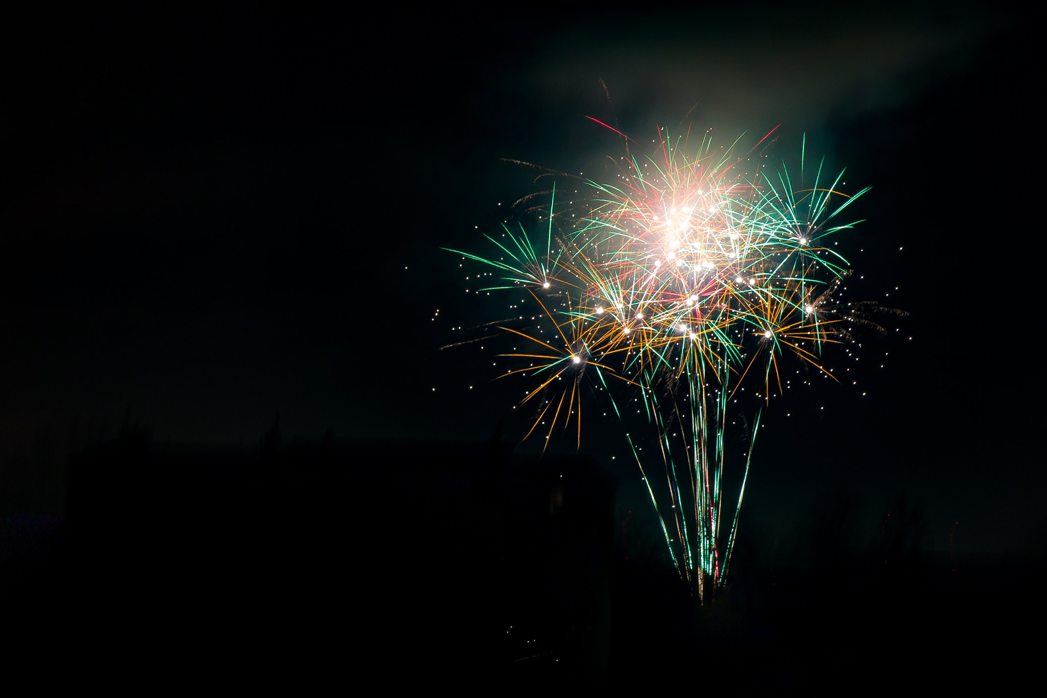 Canon EOS 60D + Sigma 17-70mm F2.8-4 DC Macro OS HSM sample photo. Silvester feuerwerk photography