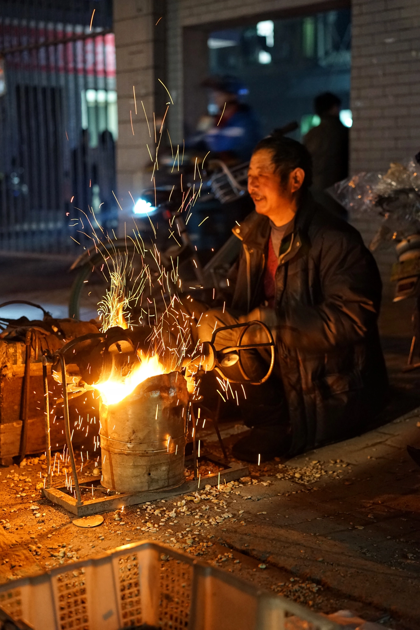 Sony a7 + Sony Sonnar T* FE 55mm F1.8 ZA sample photo. Making popcorn in china photography