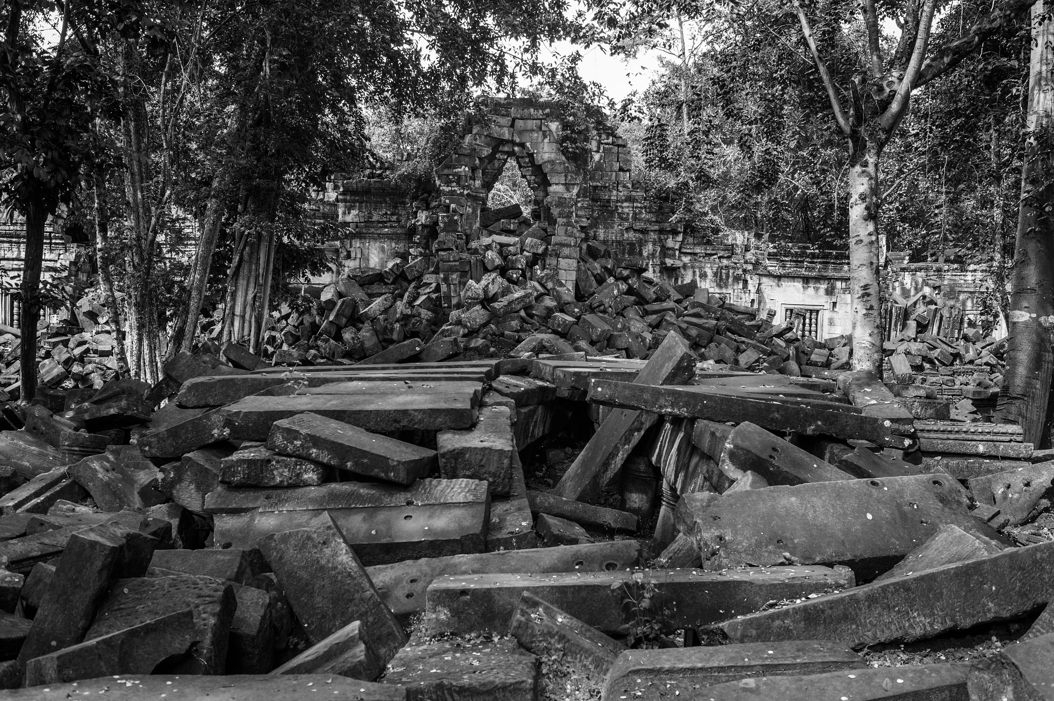 Nikon D4 + Nikon AF Nikkor 35mm F2D sample photo. Angkor wat photography