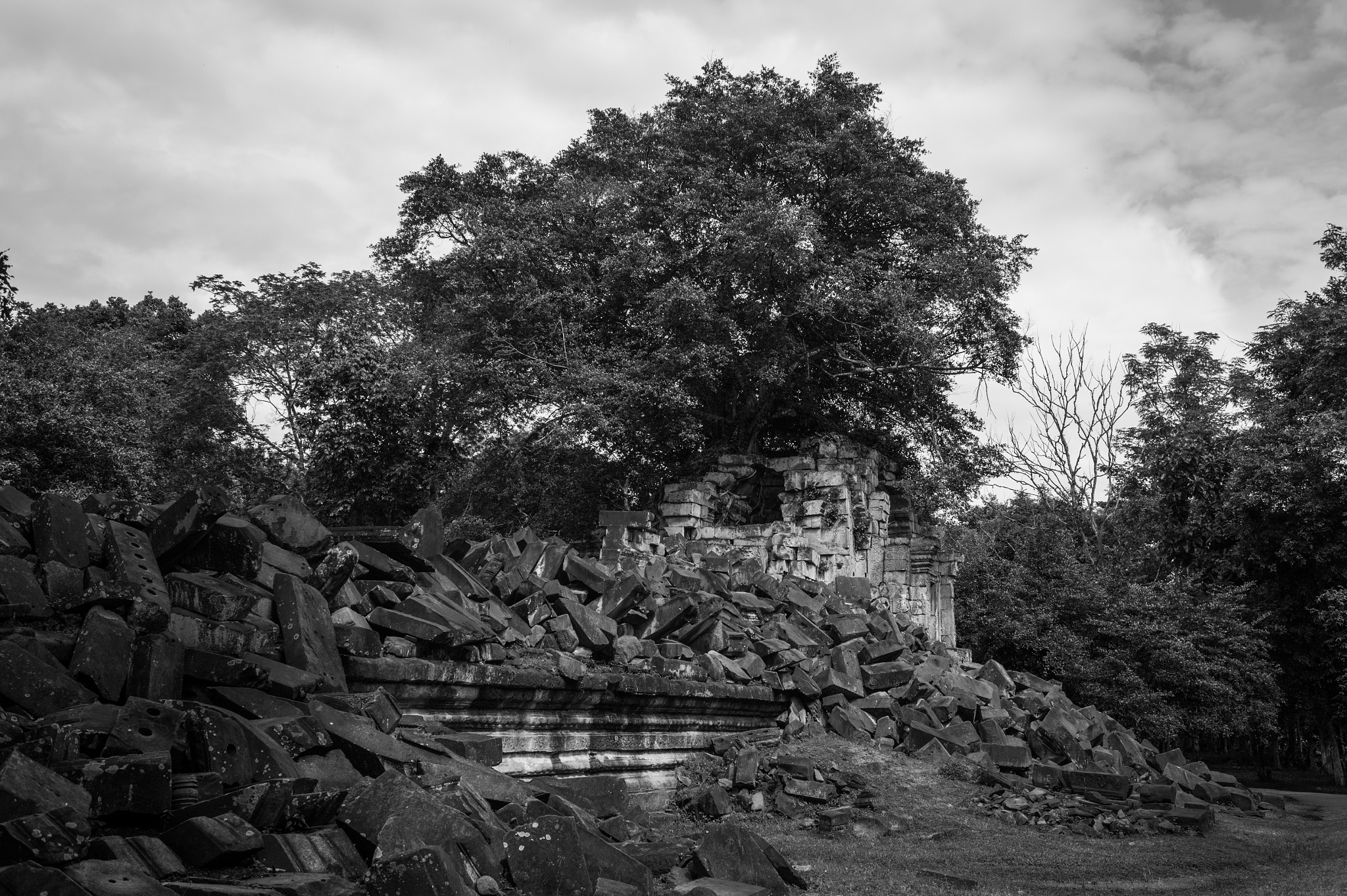 Nikon D4 + Nikon AF Nikkor 35mm F2D sample photo. Angkor wat photography