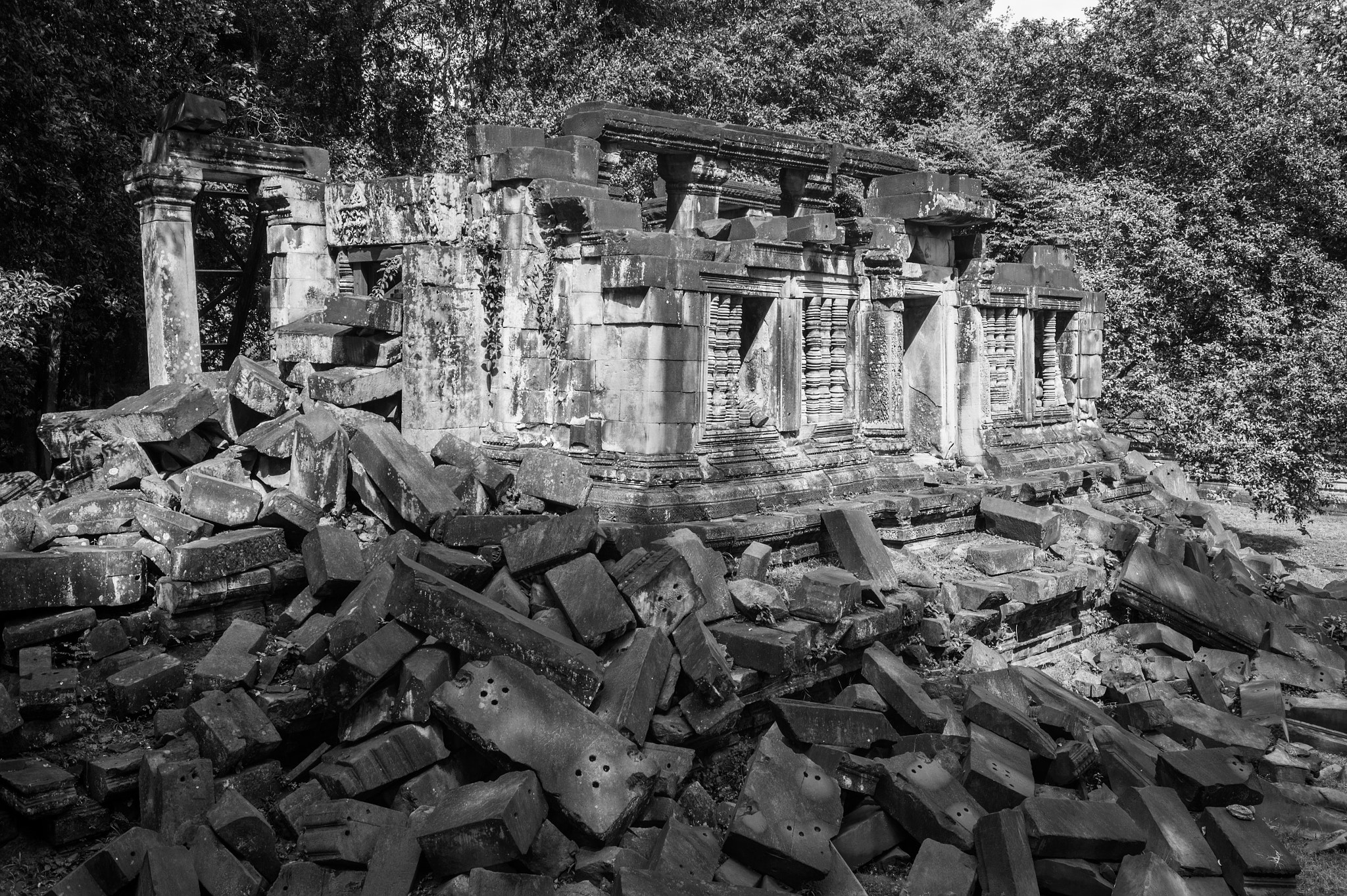 Nikon D4 + Nikon AF Nikkor 35mm F2D sample photo. Angkor wat photography