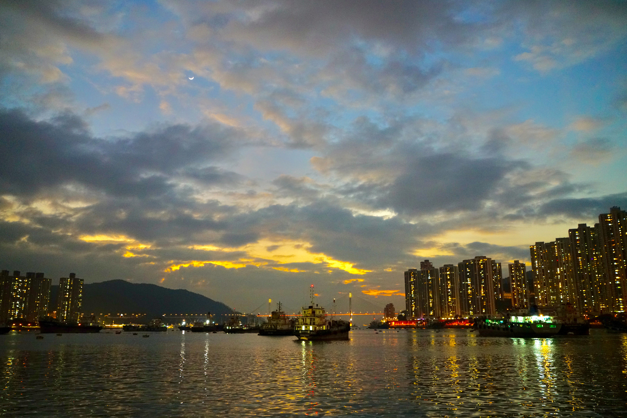 Sony FE PZ 28-135mm F4 G OSS sample photo. Evening of tsuen wan, hongkong photography