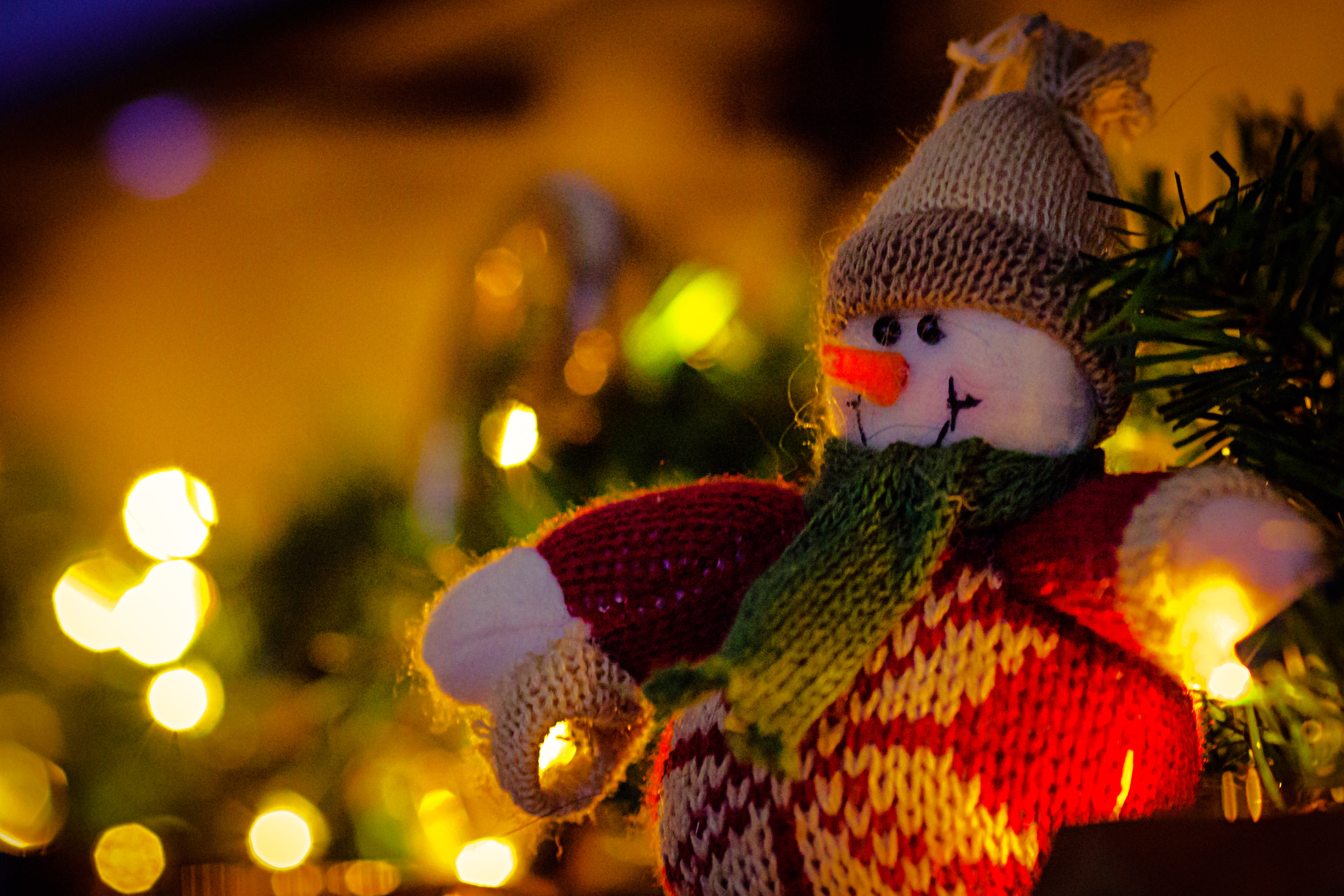 Canon EOS 7D Mark II + Canon EF 135mm F2L USM sample photo. Snowman on the hearth photography