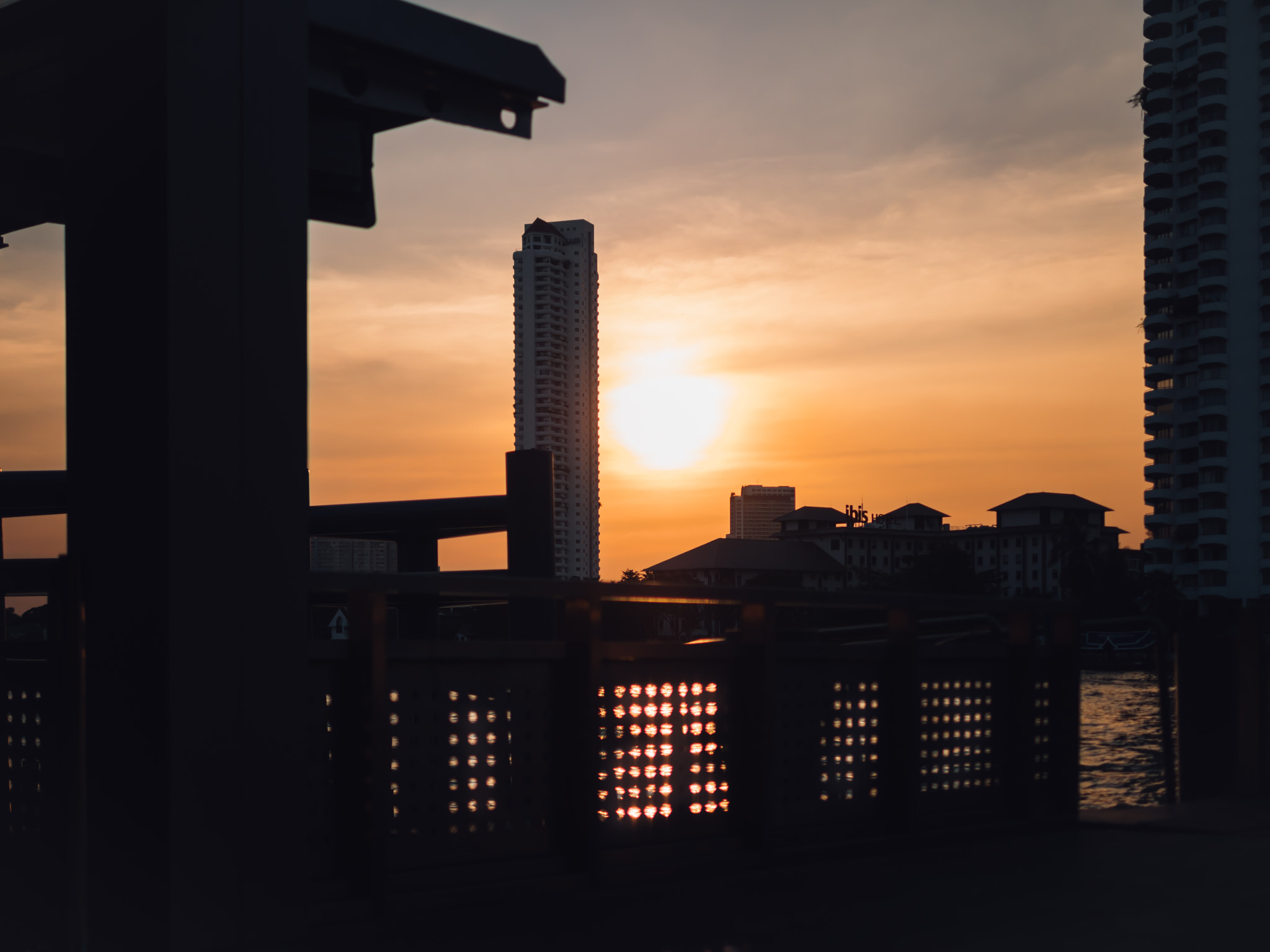 Panasonic Lumix DMC-GX8 + Panasonic Leica DG Summilux 25mm F1.4 II ASPH sample photo. Late sun on the pier photography