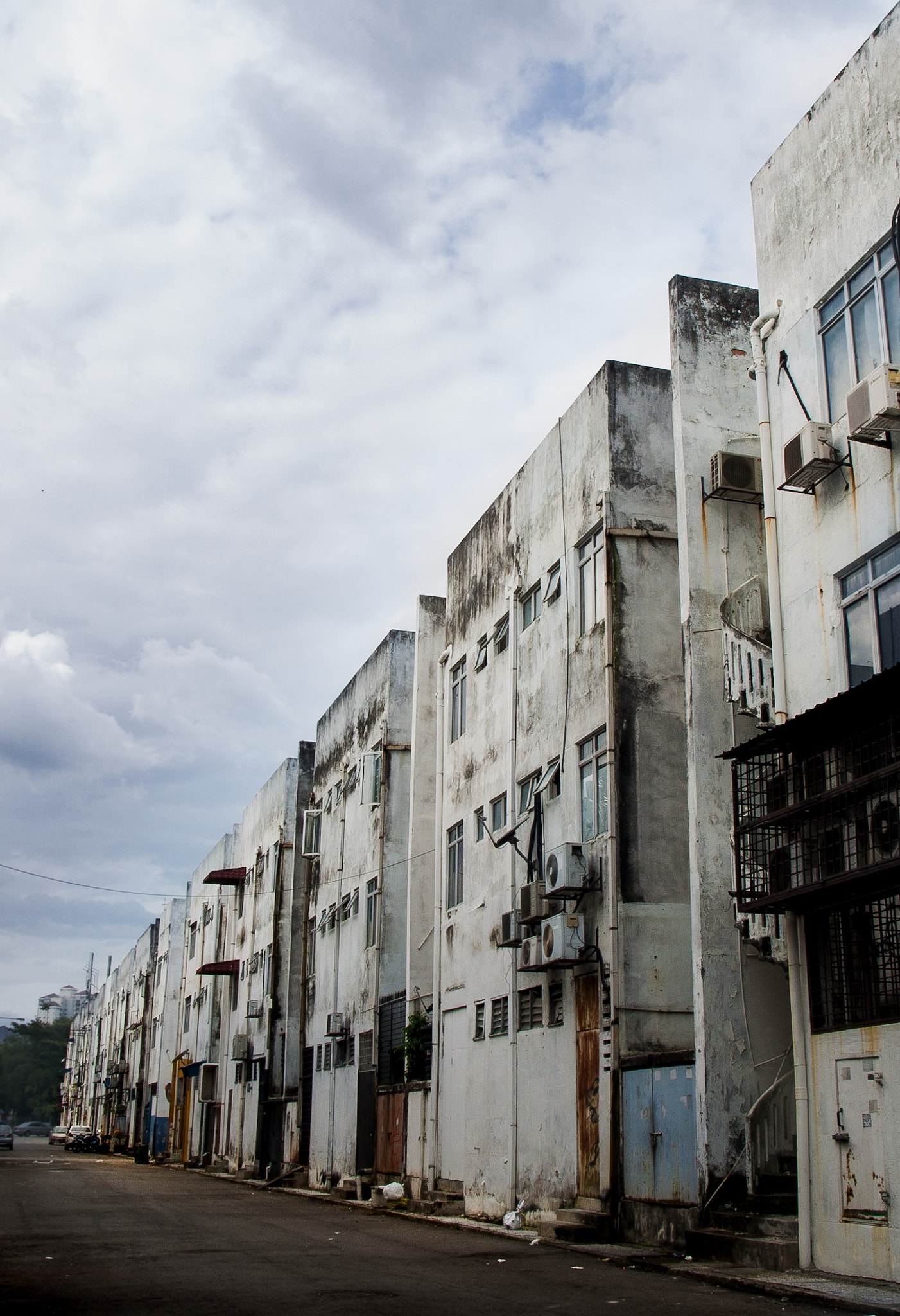 Olympus E-520 (EVOLT E-520) + OLYMPUS 14-42mm Lens sample photo. The back alley, has it's own colours photography