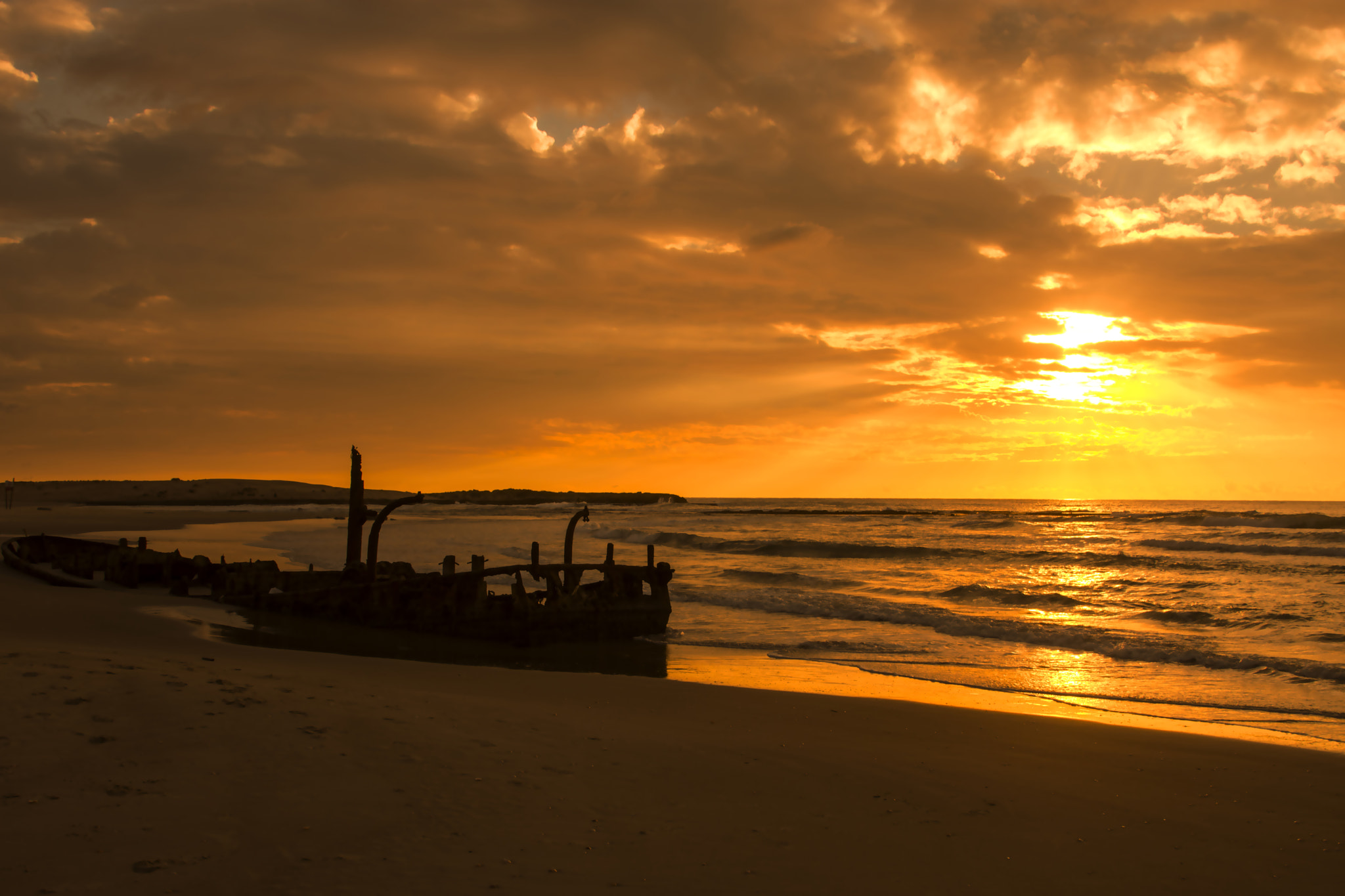 Nikon AF-S Nikkor 24-120mm F4G ED VR sample photo. Shipwreck photography