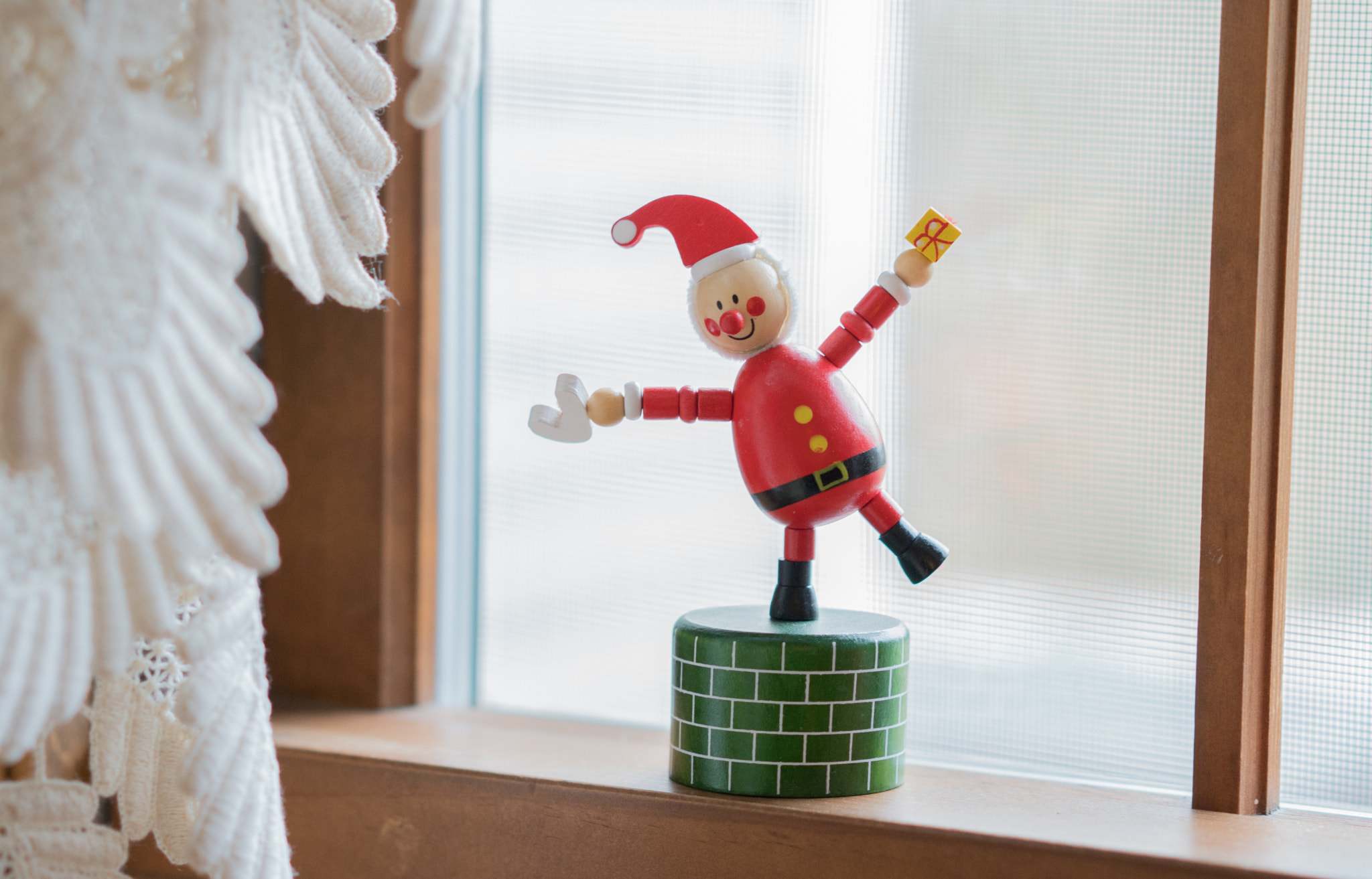 Sony a6300 + Sony Sonnar T* FE 55mm F1.8 ZA sample photo. In the window photography