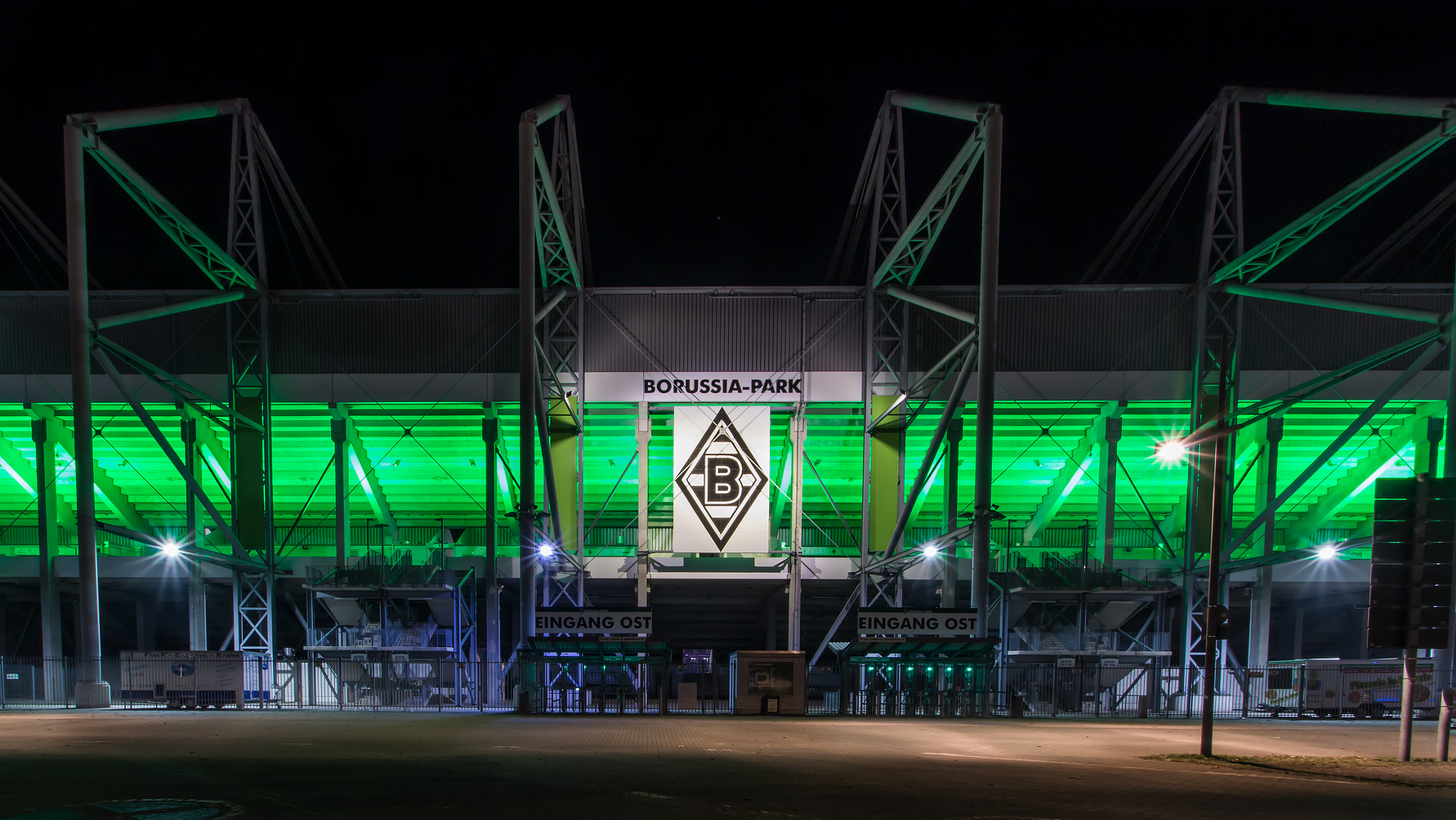 Canon EOS 700D (EOS Rebel T5i / EOS Kiss X7i) + Sigma 10-20mm F3.5 EX DC HSM sample photo. Borussia-park bei nacht photography