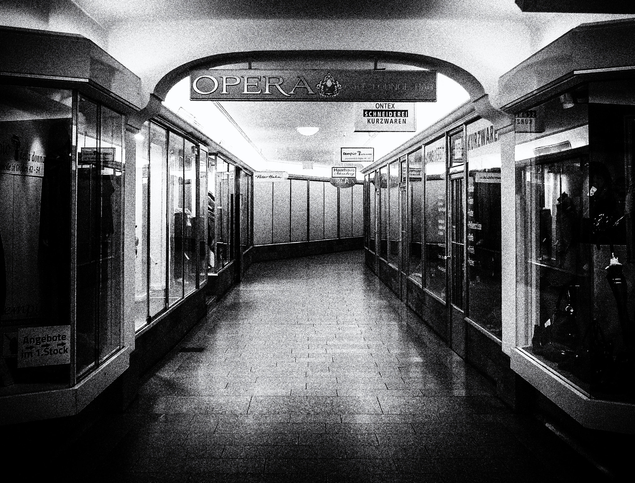Leica DIGILUX 2 sample photo. Passage photography