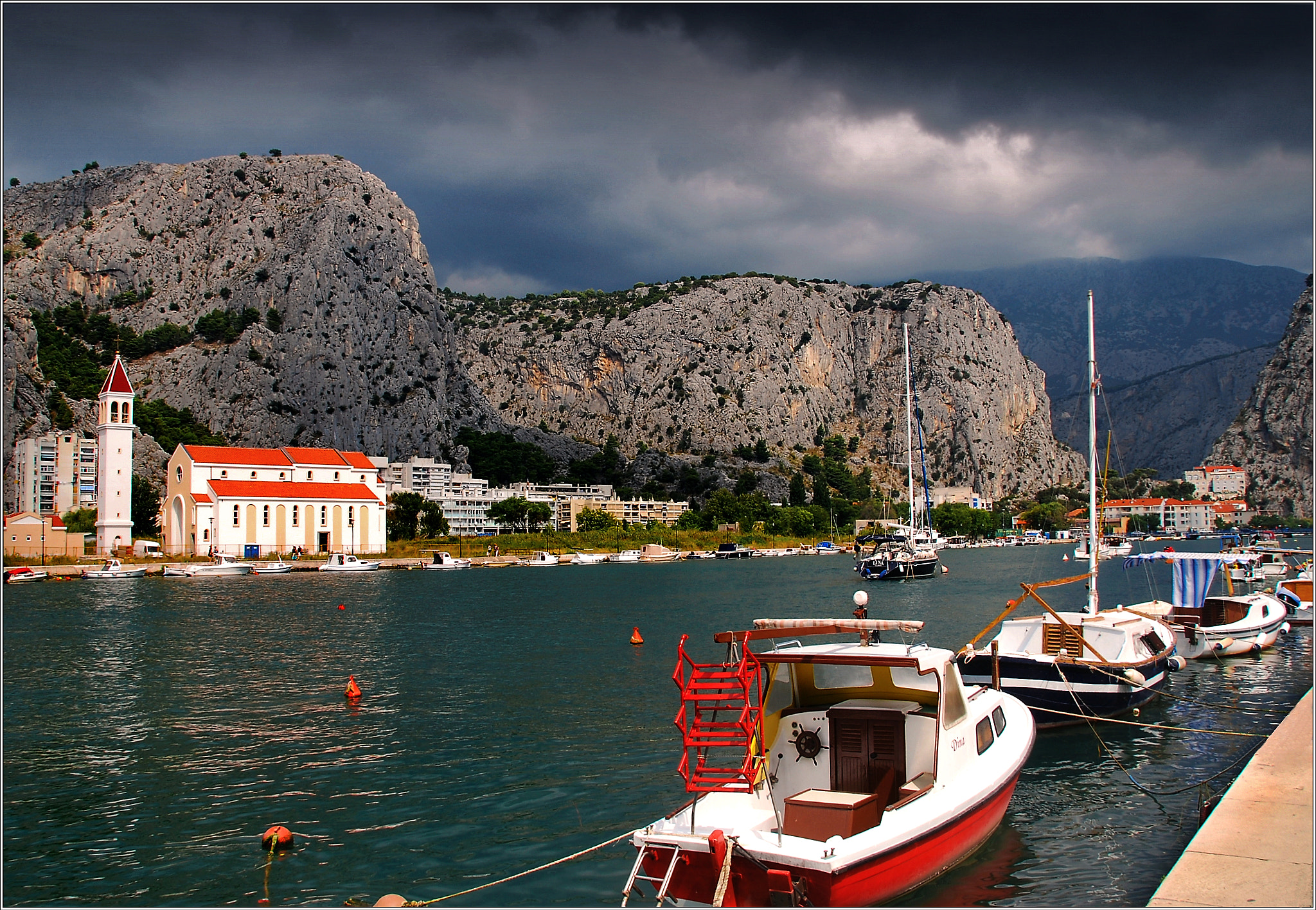 Nikon D60 + Sigma 18-200mm F3.5-6.3 DC OS HSM sample photo. Omis before storm, croatia 2009 photography