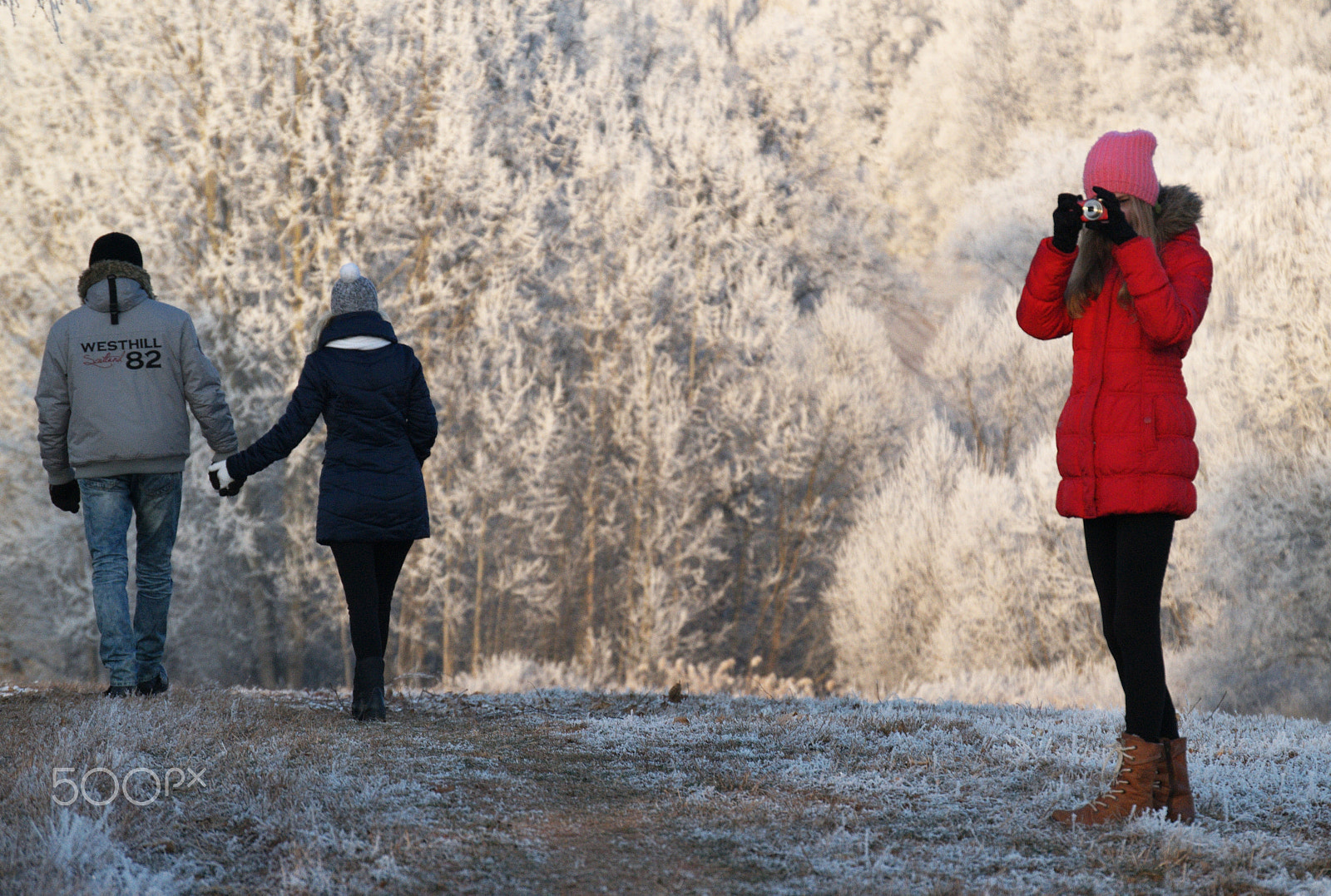 55.00 - 200.00 mm f/4.0 - 5.6 sample photo. Sister with camera photography