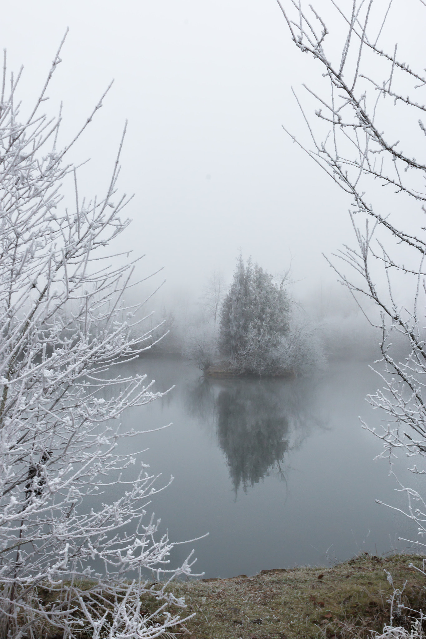 Canon EOS 70D + Canon EF 28mm F1.8 USM sample photo. Paysage hivernal - lac d'hommes - freezing fog photography