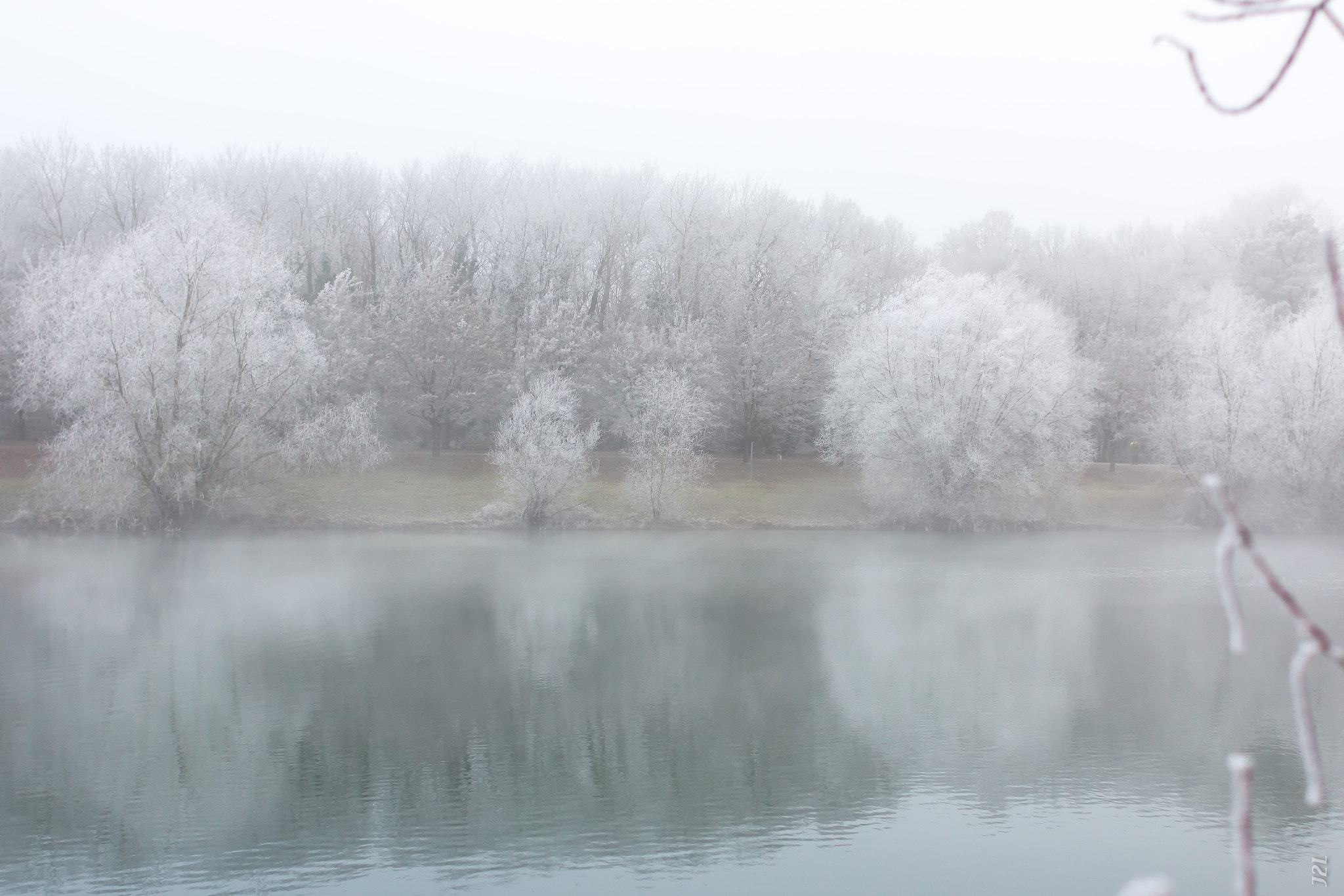 Canon EOS 70D + Canon EF 28mm F1.8 USM sample photo. Paysage hivernal - lac d'hommes - freezing fog photography