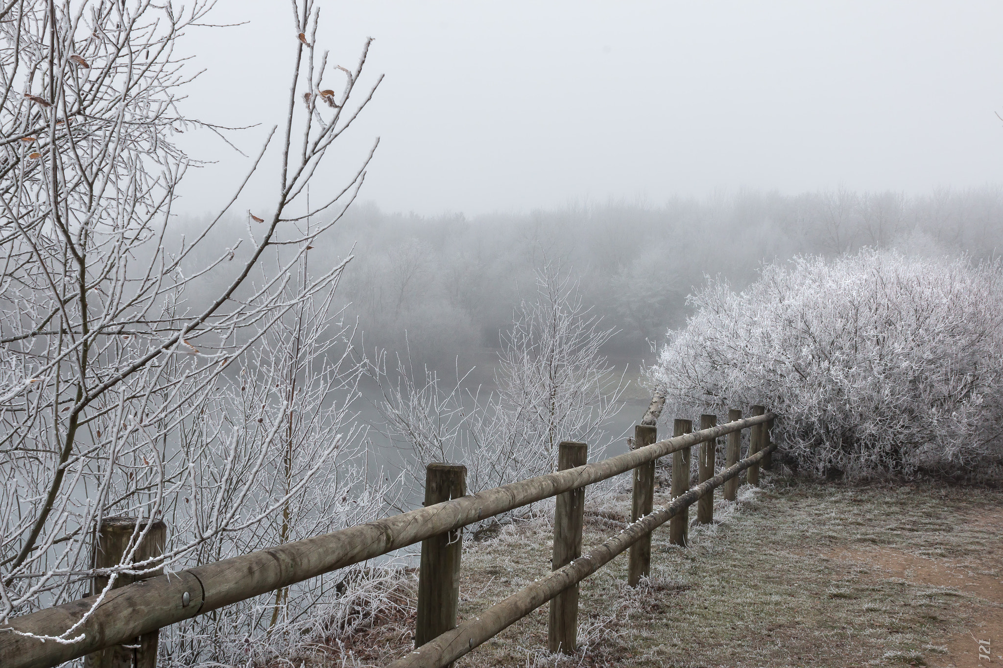 Canon EOS 70D + Canon EF 28mm F1.8 USM sample photo. Paysage hivernal - lac d'hommes - freezing fog photography