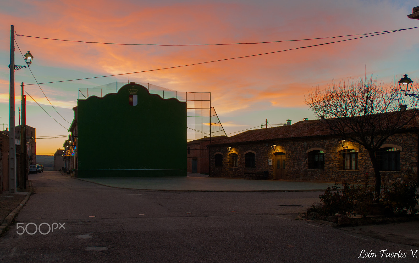 Nikon D5000 sample photo. Plaza y escuela. square and school photography