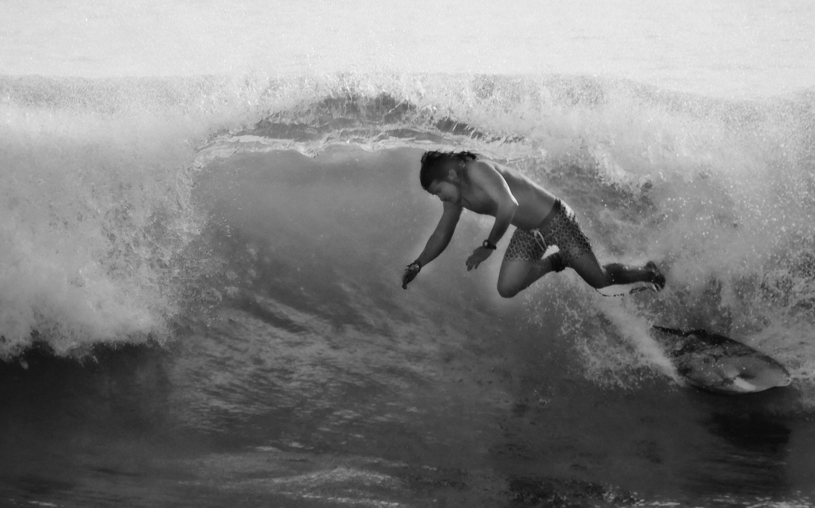 Panasonic Lumix DMC-GH4 + LEICA DG 100-400/F4.0-6.3 sample photo. Boy surfers 3 photography
