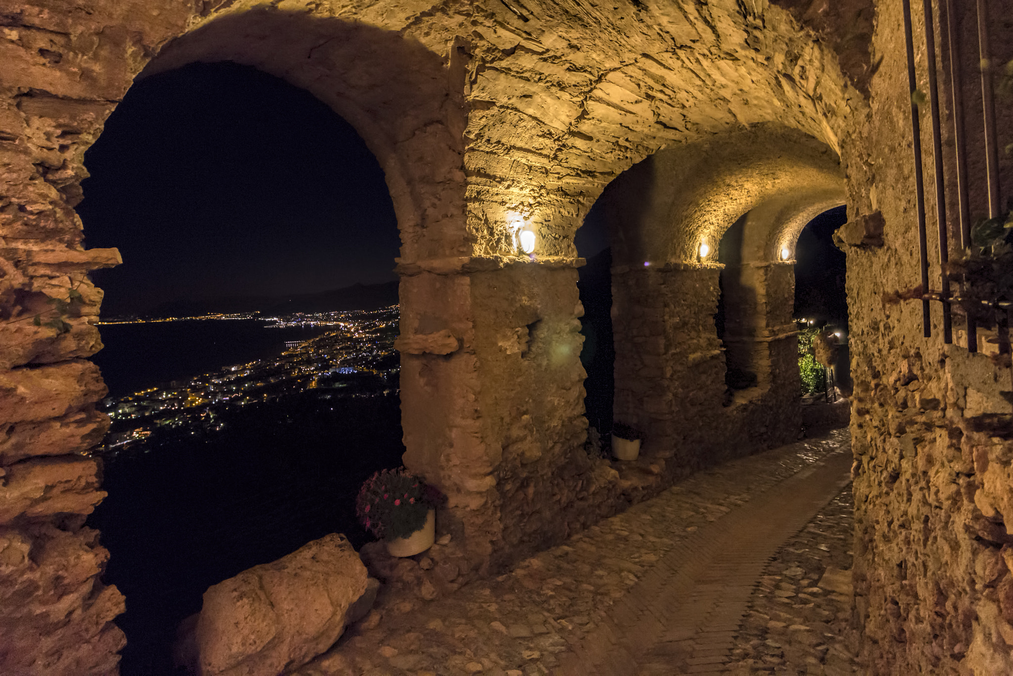 Canon EOS 700D (EOS Rebel T5i / EOS Kiss X7i) sample photo. The arch above lights photography