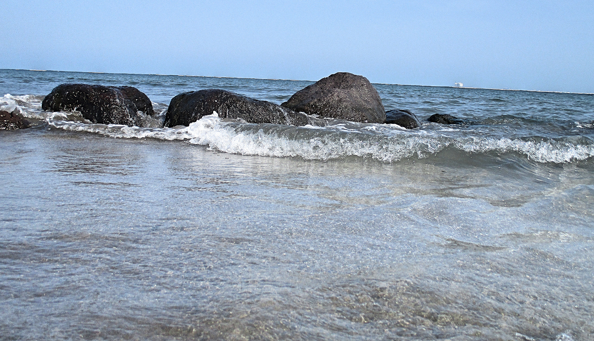Canon PowerShot ELPH 160 (IXUS 160 / IXY 150) sample photo. Rocks on the beach photography