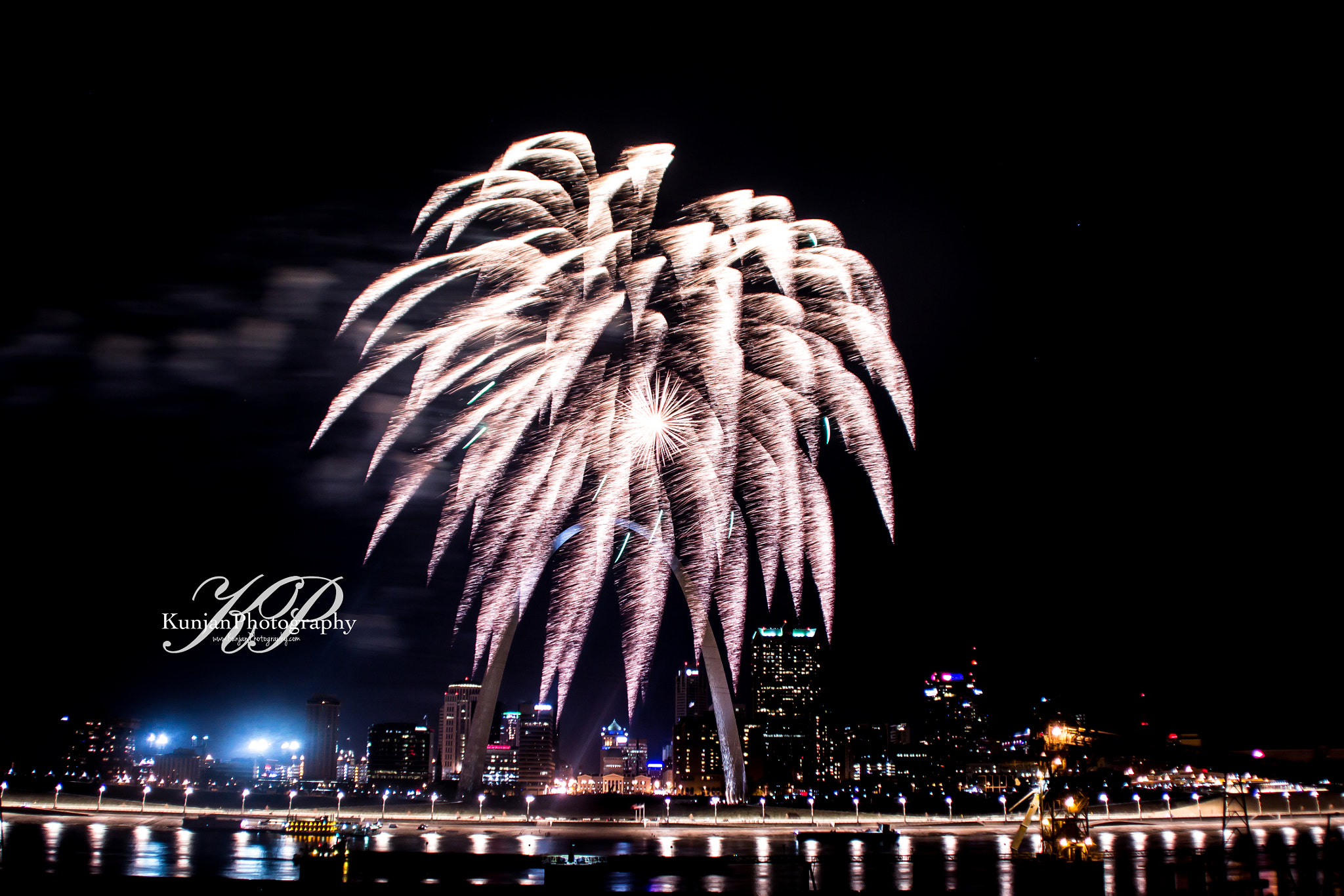 Canon EOS 600D (Rebel EOS T3i / EOS Kiss X5) sample photo. New year 2017 fireworks photography
