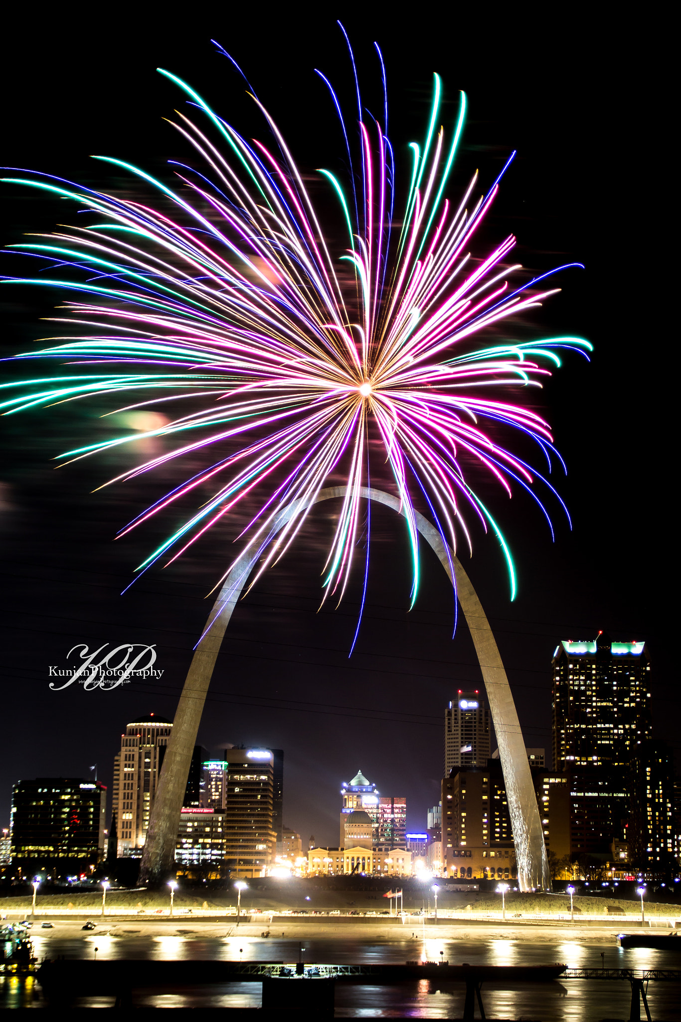 Canon EOS 600D (Rebel EOS T3i / EOS Kiss X5) sample photo. New year 2017 fireworks photography