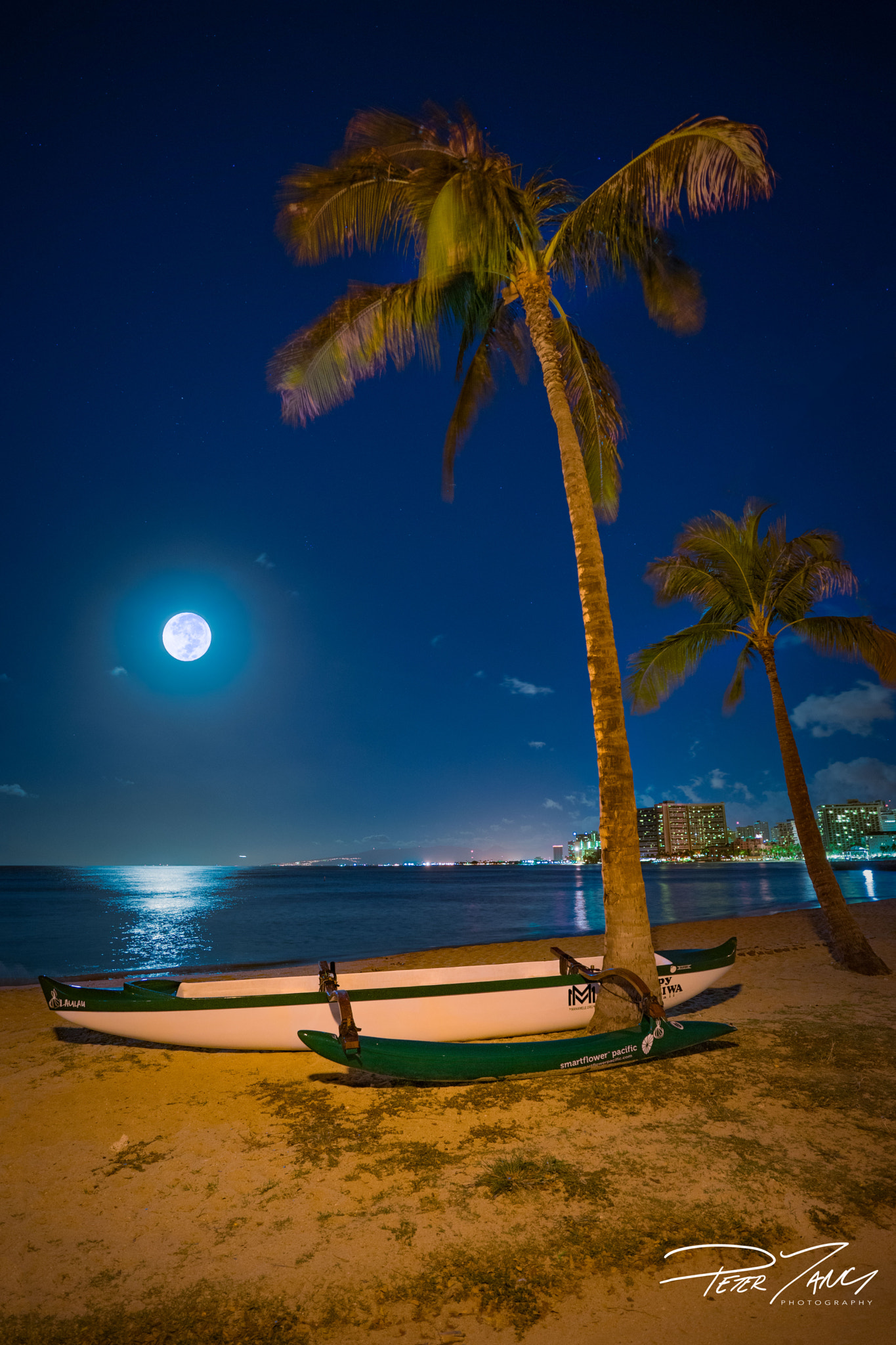 ZEISS Batis 18mm F2.8 sample photo. Supermoon over waikiki bay photography