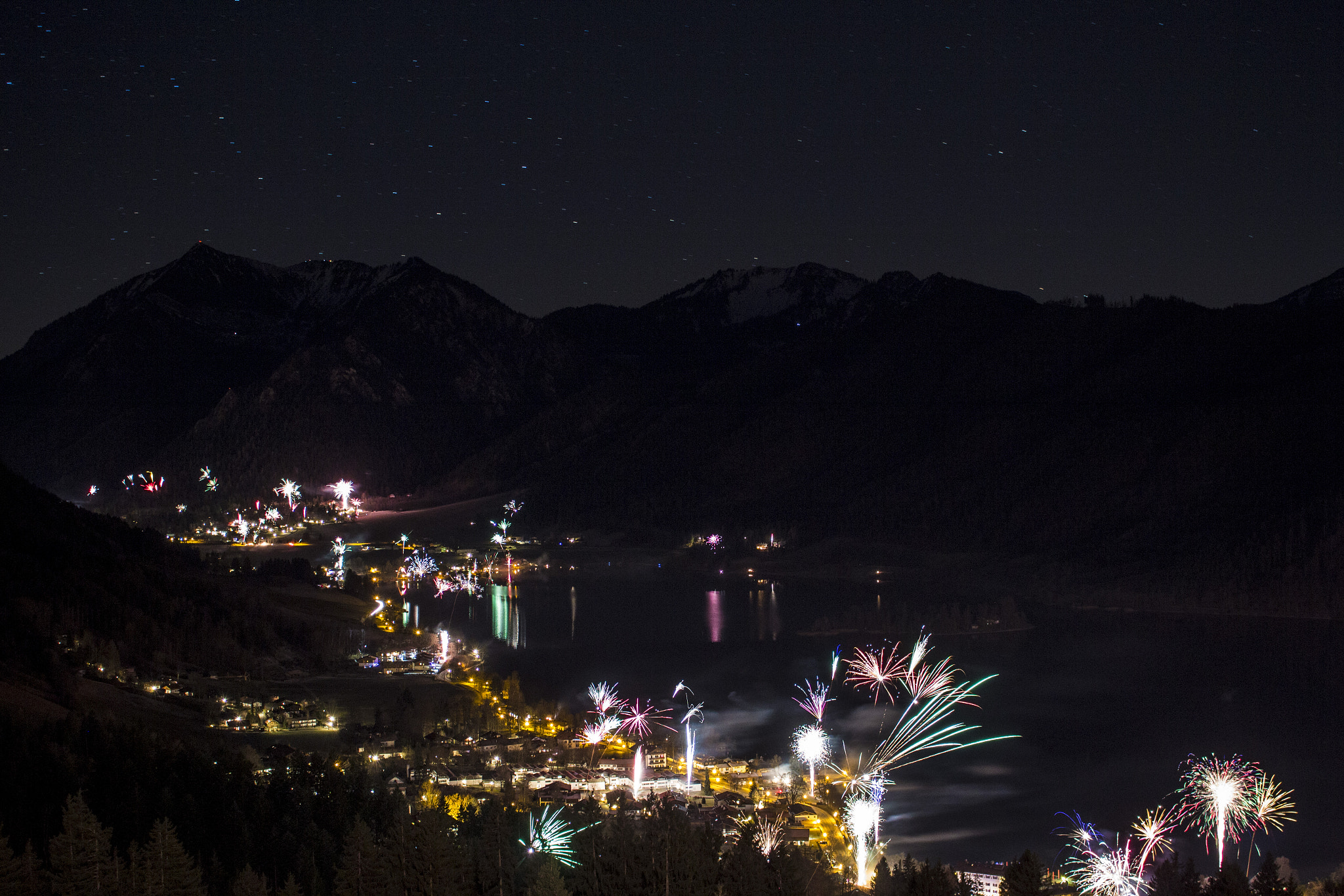 Canon EOS 600D (Rebel EOS T3i / EOS Kiss X5) + Canon EF-S 18-55mm F3.5-5.6 IS STM sample photo. New year`s eve fireworks at schliersee photography